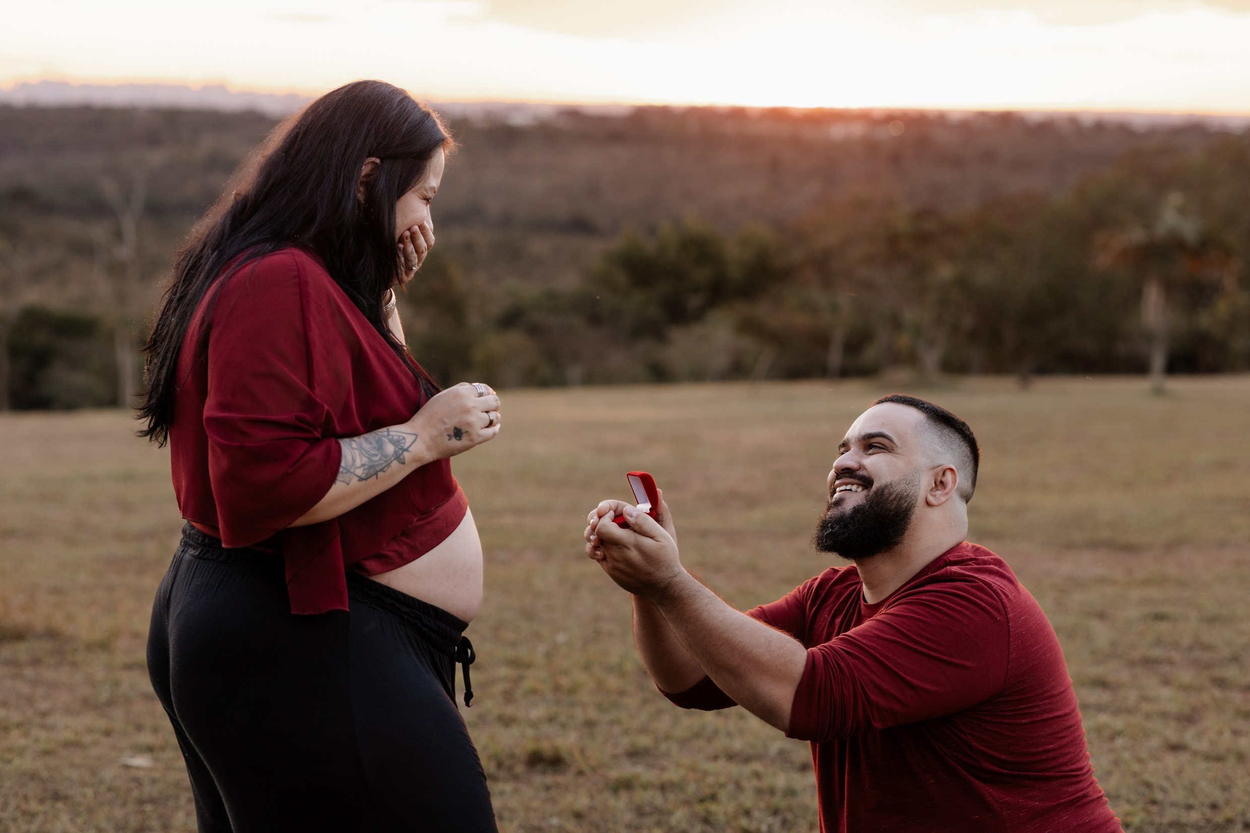 Casal emocionado após pedido de casamento durante o ensaio.