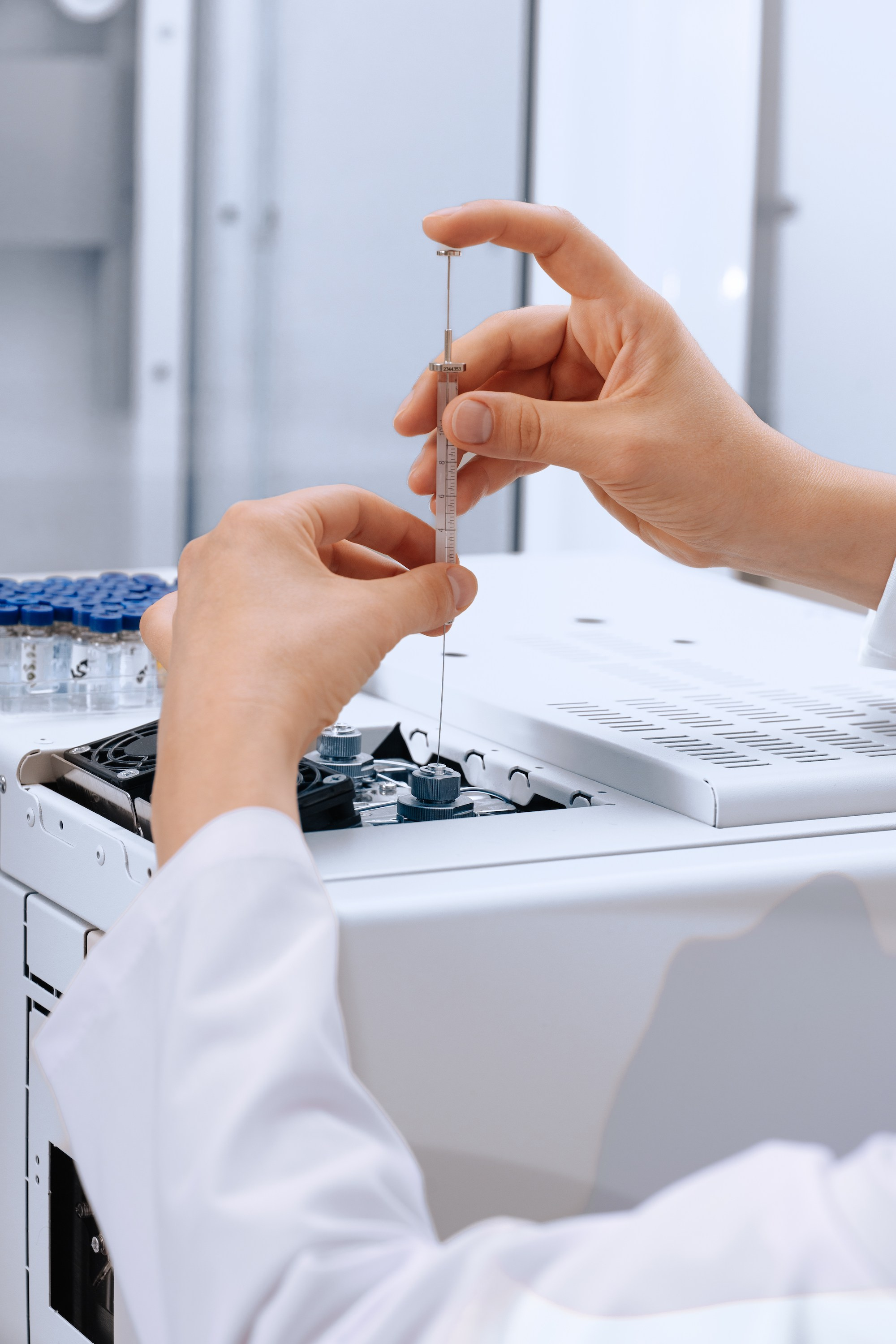 Фотосъёмка химической лаборатории Москва — процесс работы с лабораторным прибором крупным планом