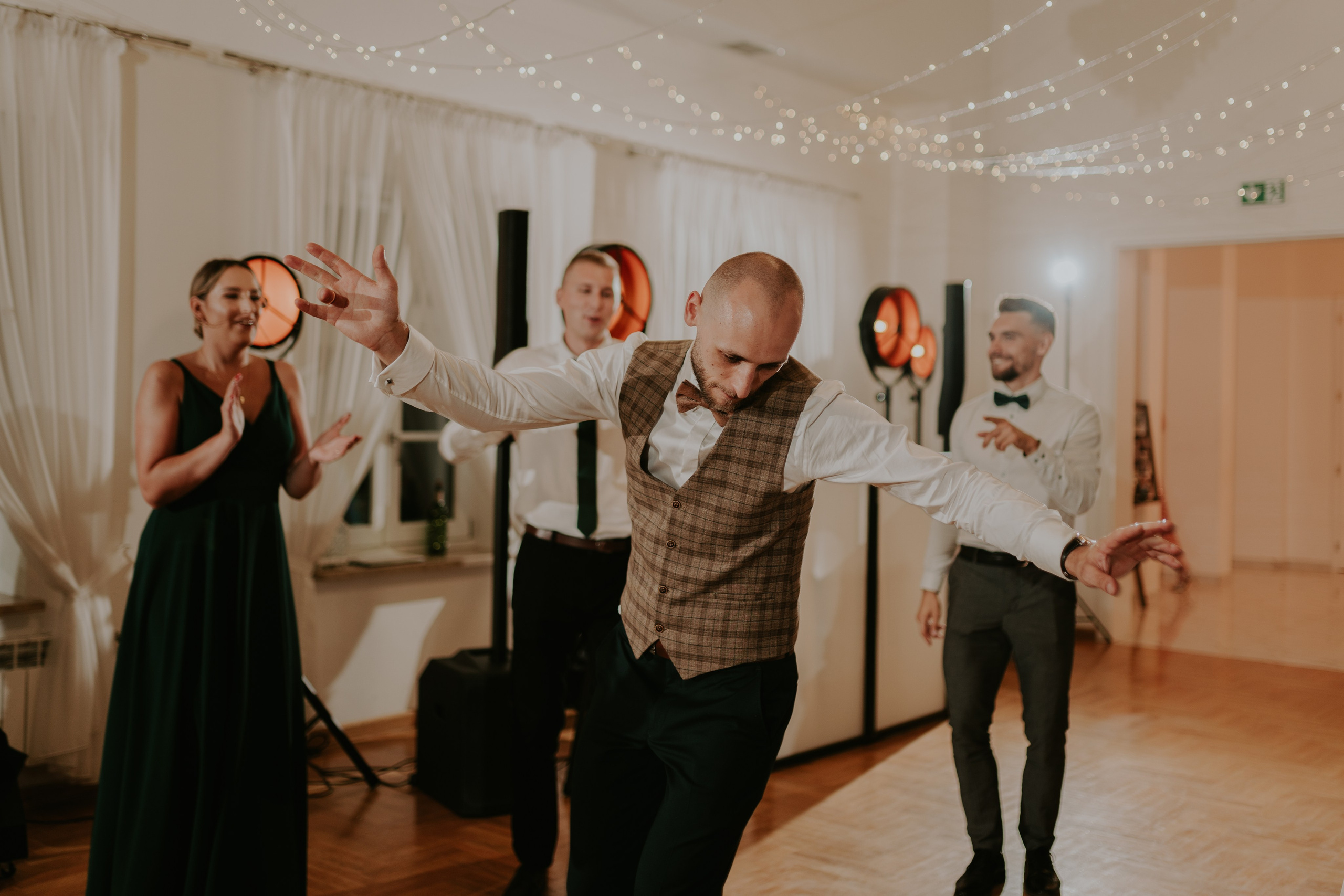 Dwór Wierzbno: plenerowy ślub pod wierzbą. Karkowskafoto - fotografia miłości