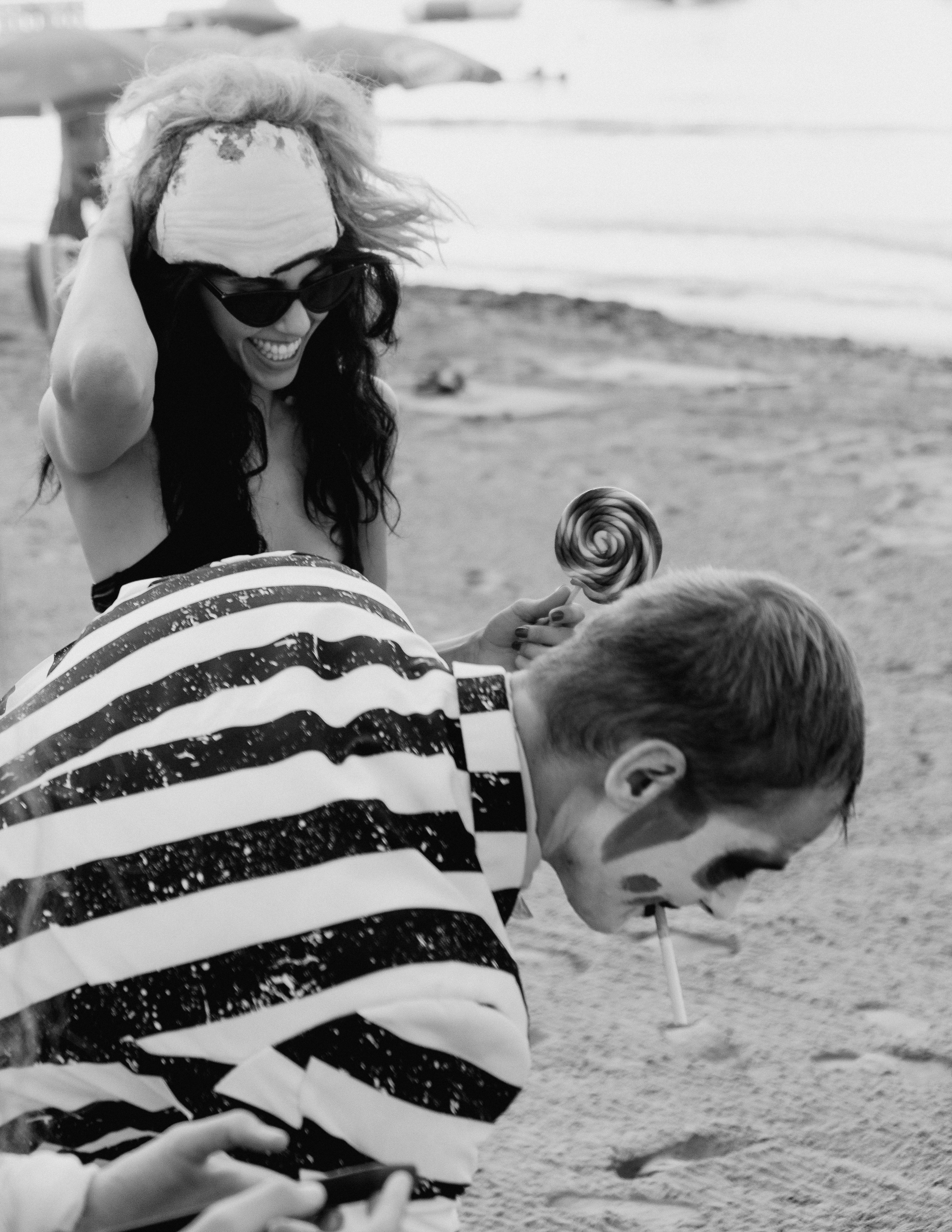 Beetlejuice на море: Экспериментальная фотосессия с цирковыми артистами — Фотограф Андрей Луковников