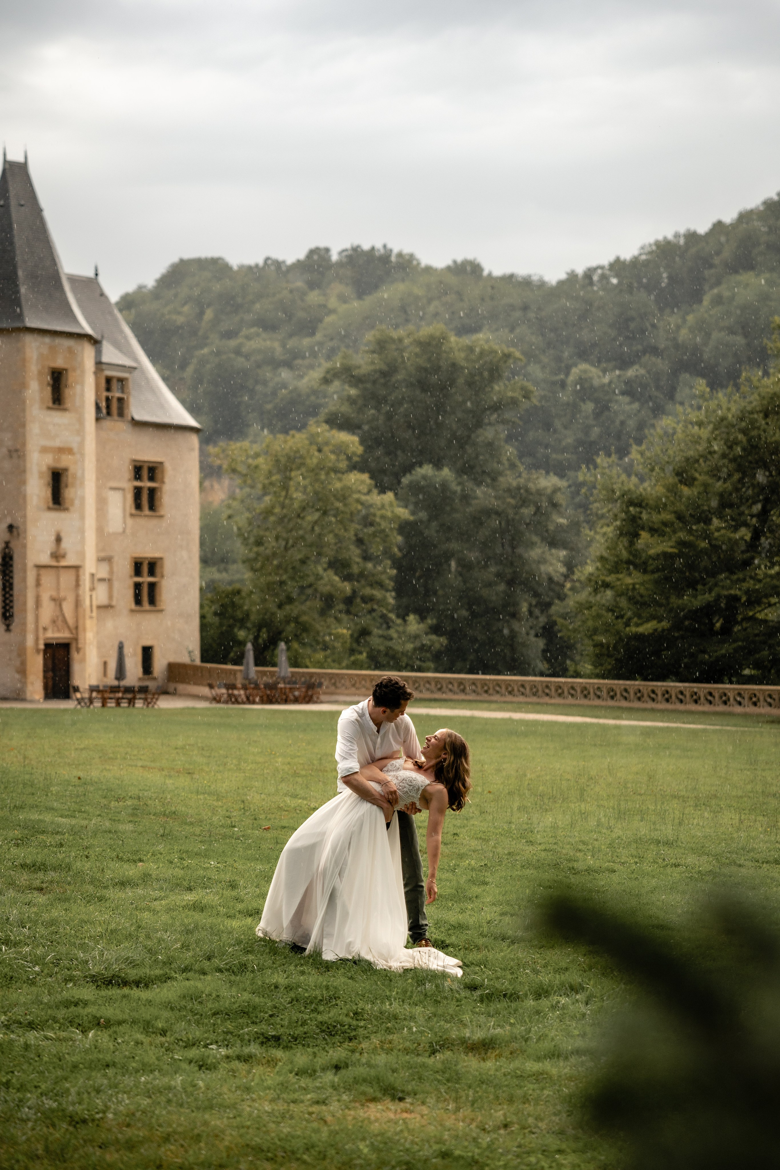 Rachel et Giles. Photo de mariage au Château de Saint-Martory. Eugénie Smirnova — photographe à Toulouse et dans le sud-ouest de la France