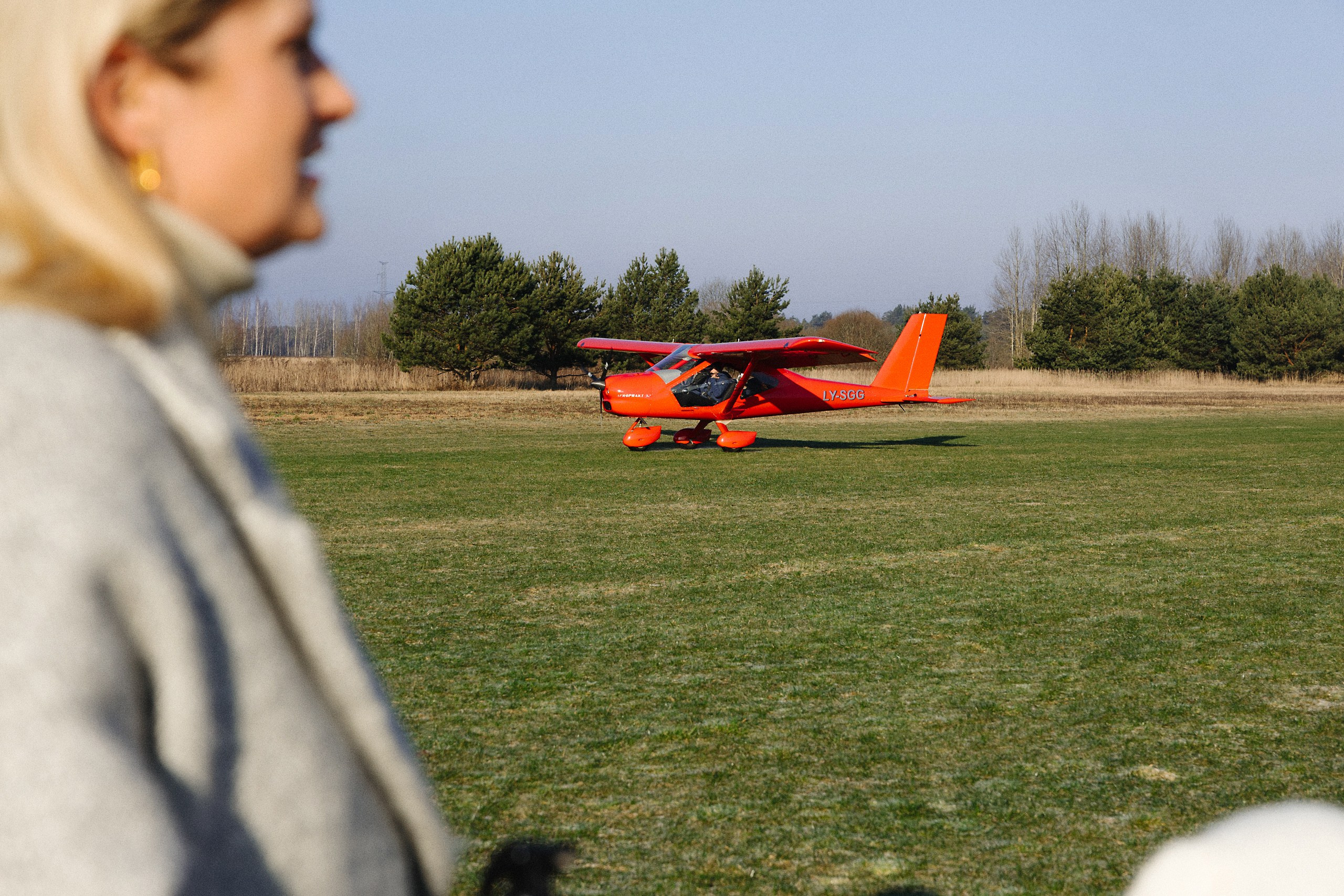 Фотосессия Gender Reveal с самолетом и синим дымом. Евгений Тимофеев | Свадебный и контент-фотограф и видеограф в Риге