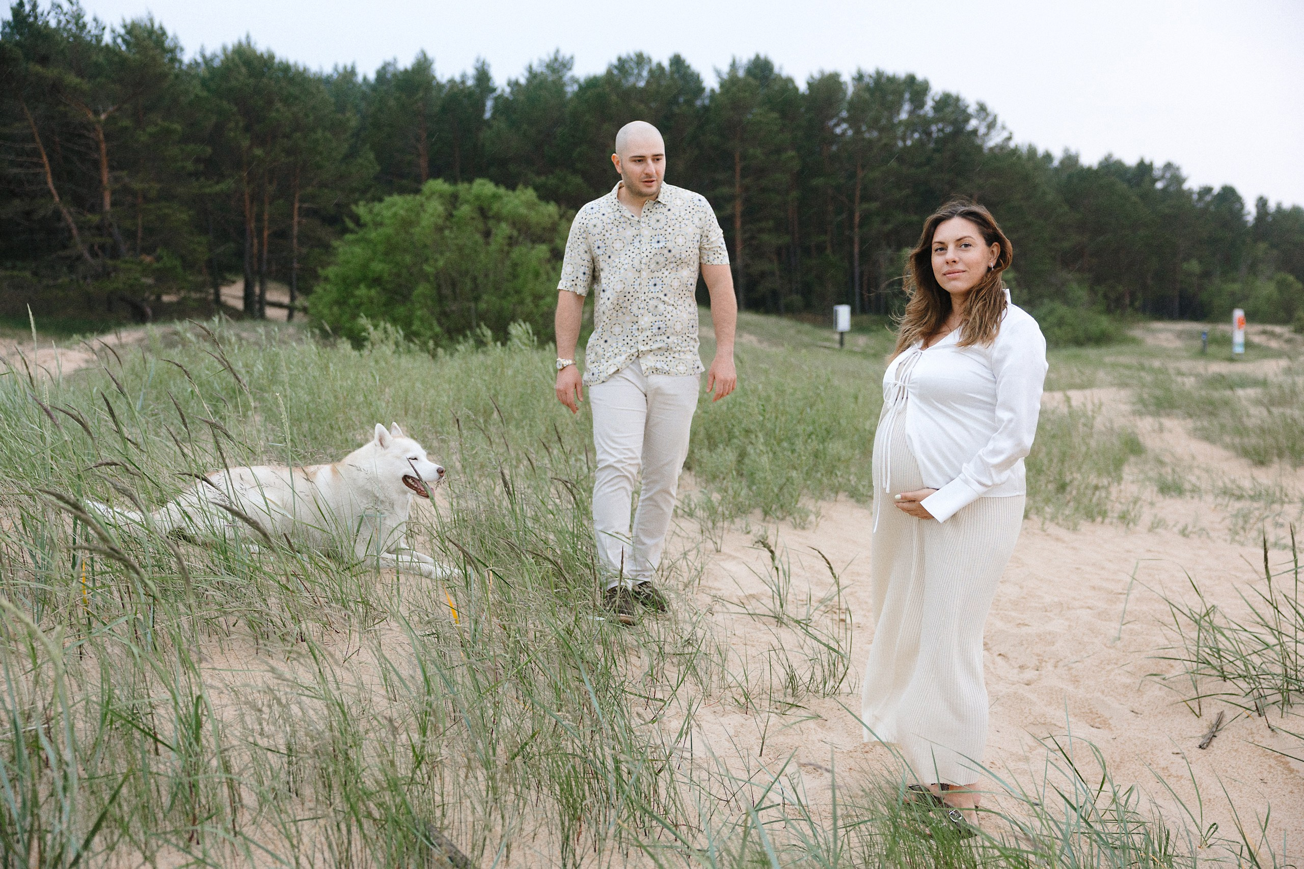 Беременная фотосессия на пляже с мужем и собакой — закат, дождь и настоящие эмоции. Евгений Тимофеев | Свадебный и контент-фотограф и видеограф в Риге