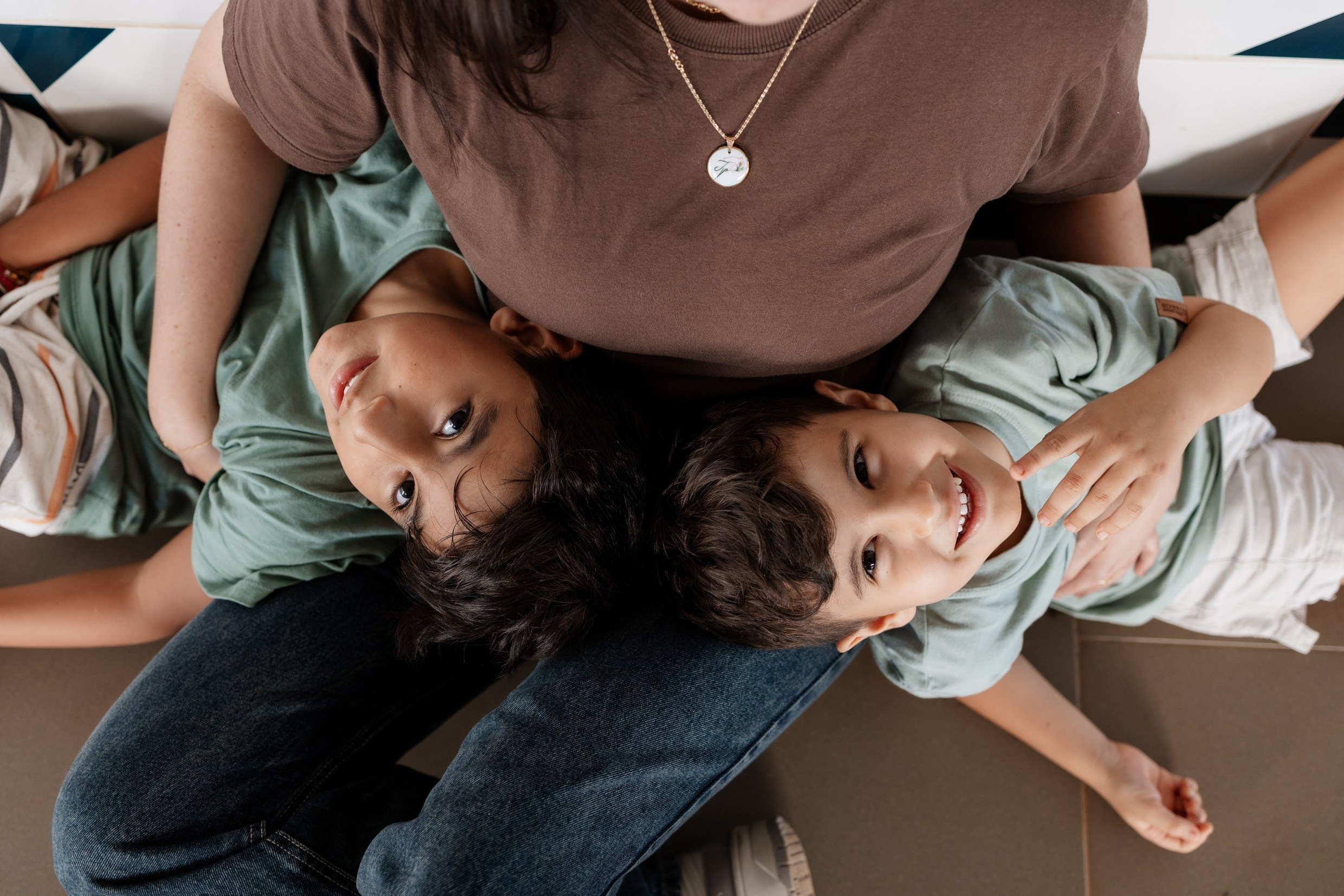 Ensaio mãe e filhos em Brasília • Asa Norte | Fotografia de Família. Fotógrafa em Brasília e Recife | Ensaios de família, gestante e festas infantis — Ize Fotografia