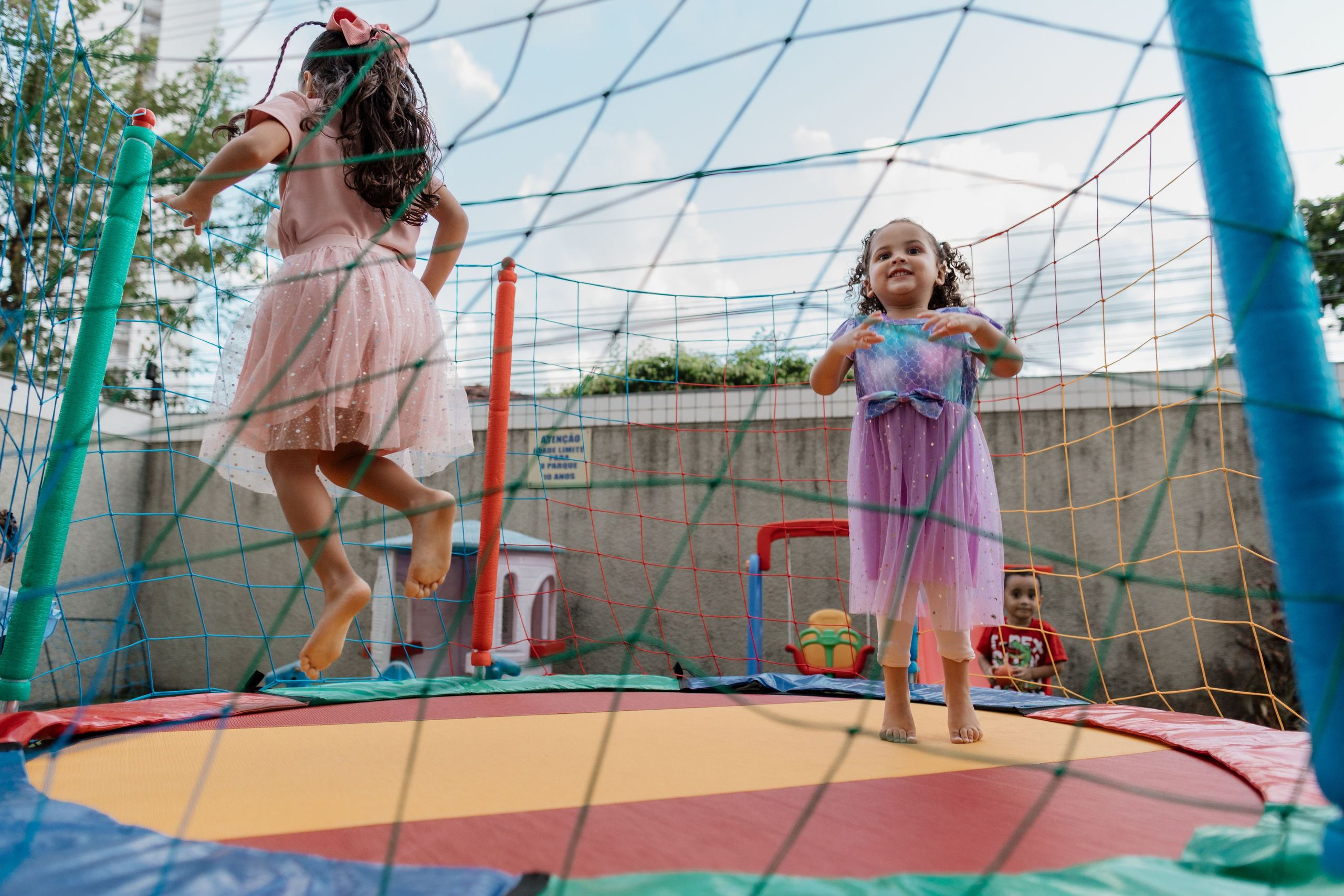 Crianças aproveitando o pula-pula