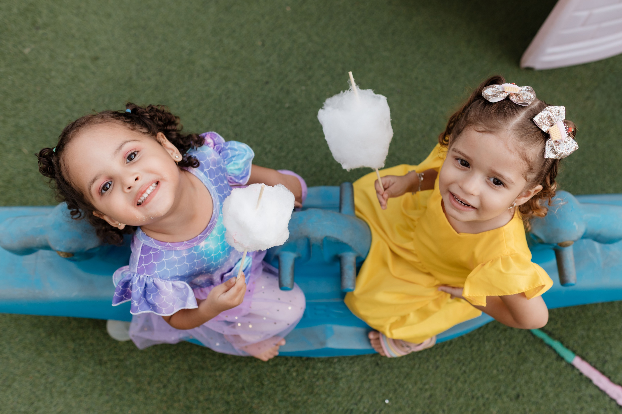 Crianças brincando em parquinho com algodão doce