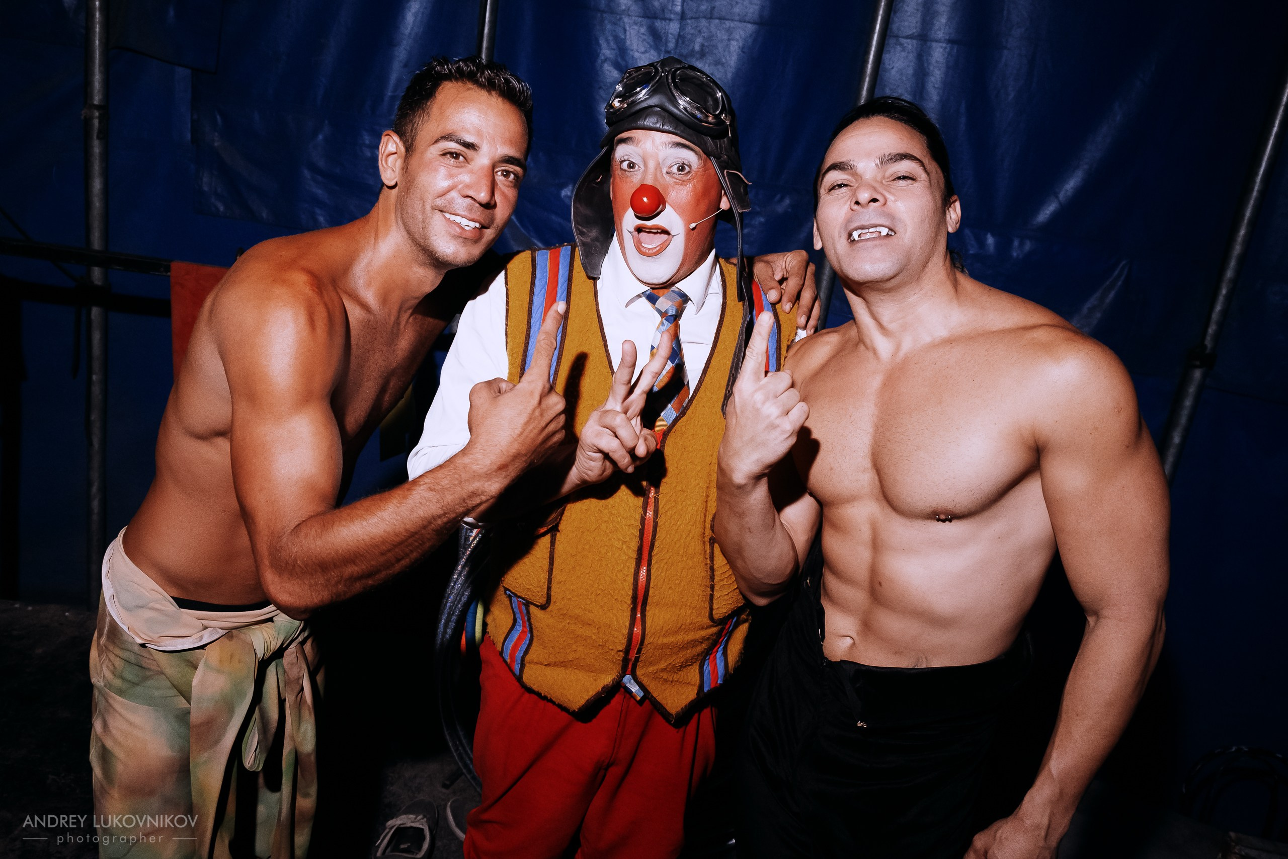 Sesión de fotos entre bastidores en El Circo Encantado: la vida de los artistas tras bambalinas