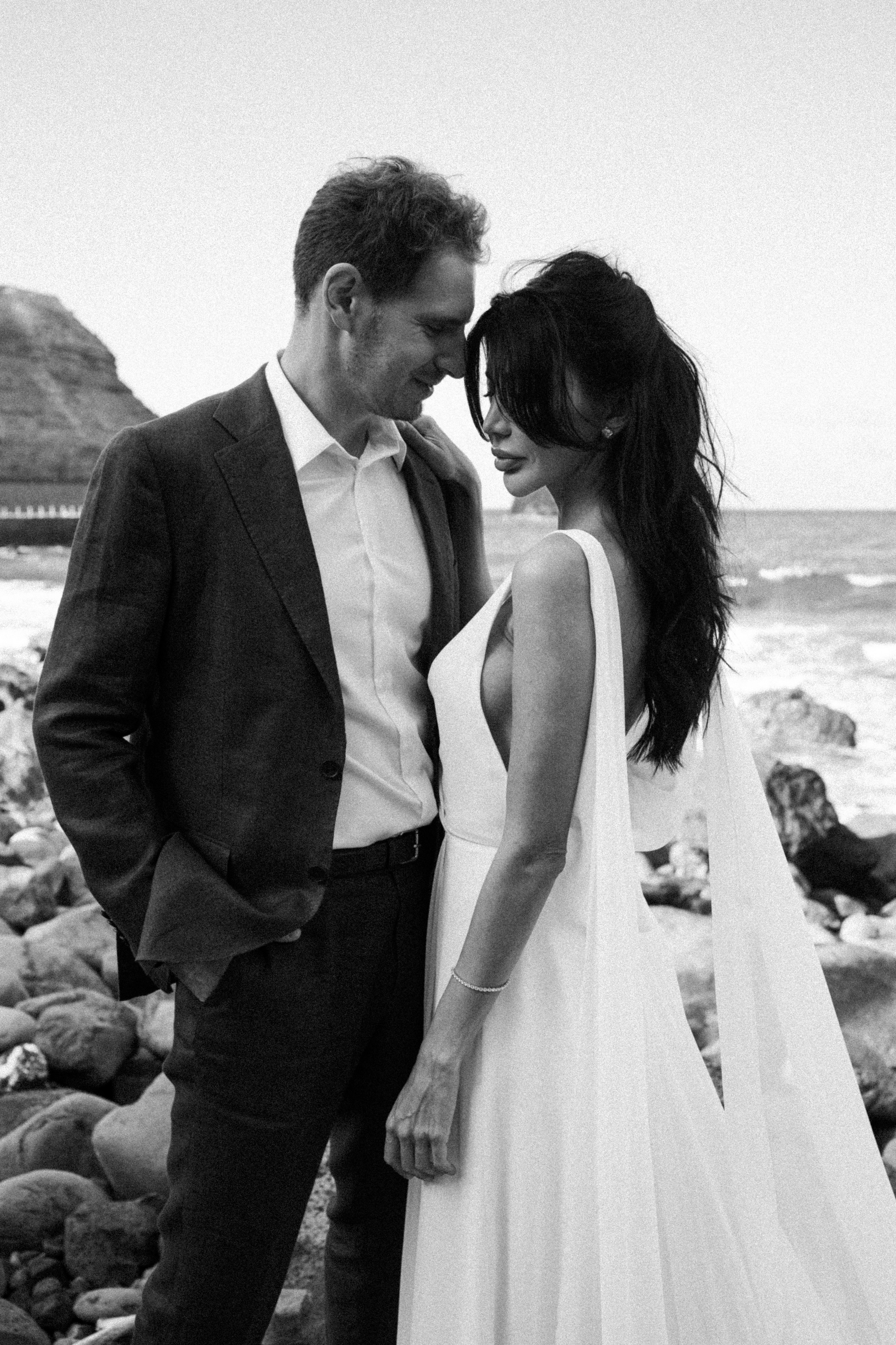 Couple photoshoot at Portugal ocean cliffs