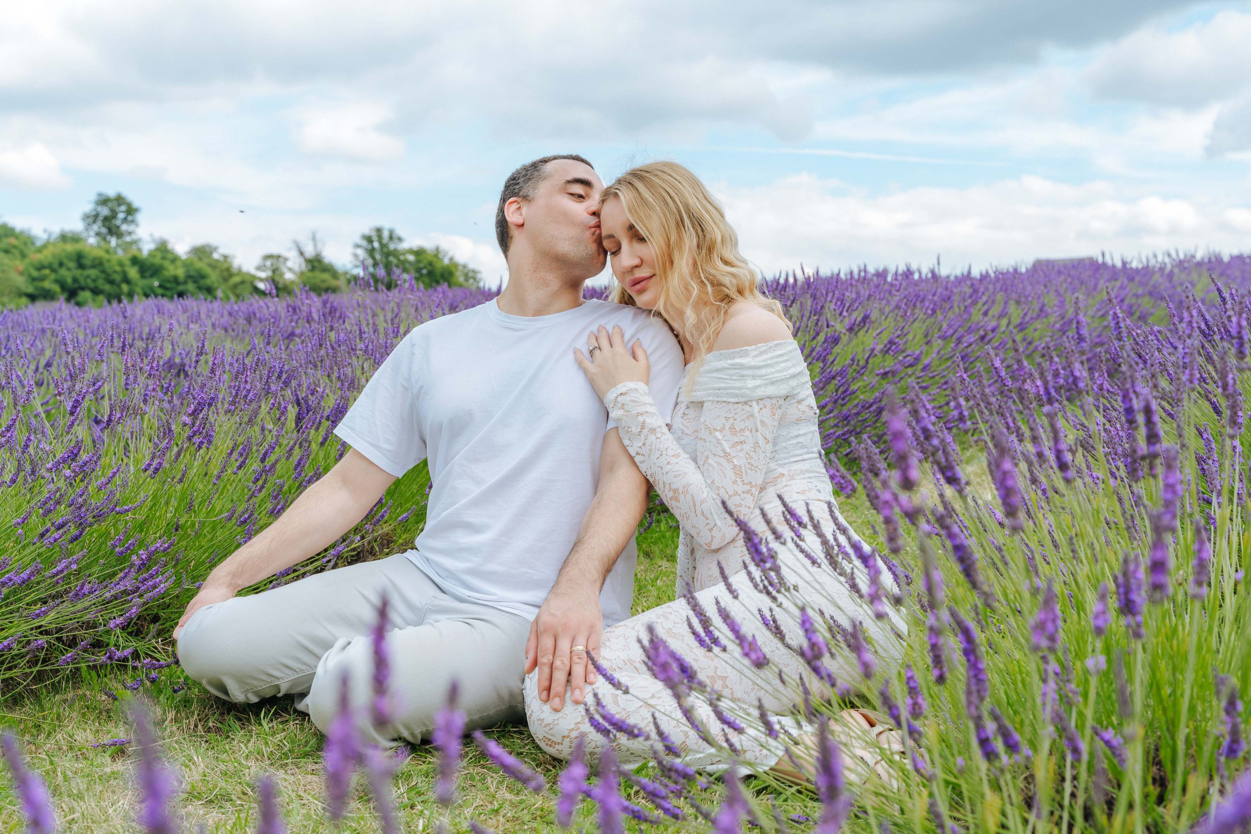 pregnant photo shoot in lavender field, pregnant photo shoot in london, pregnant photo shoot in lavender farmhouse