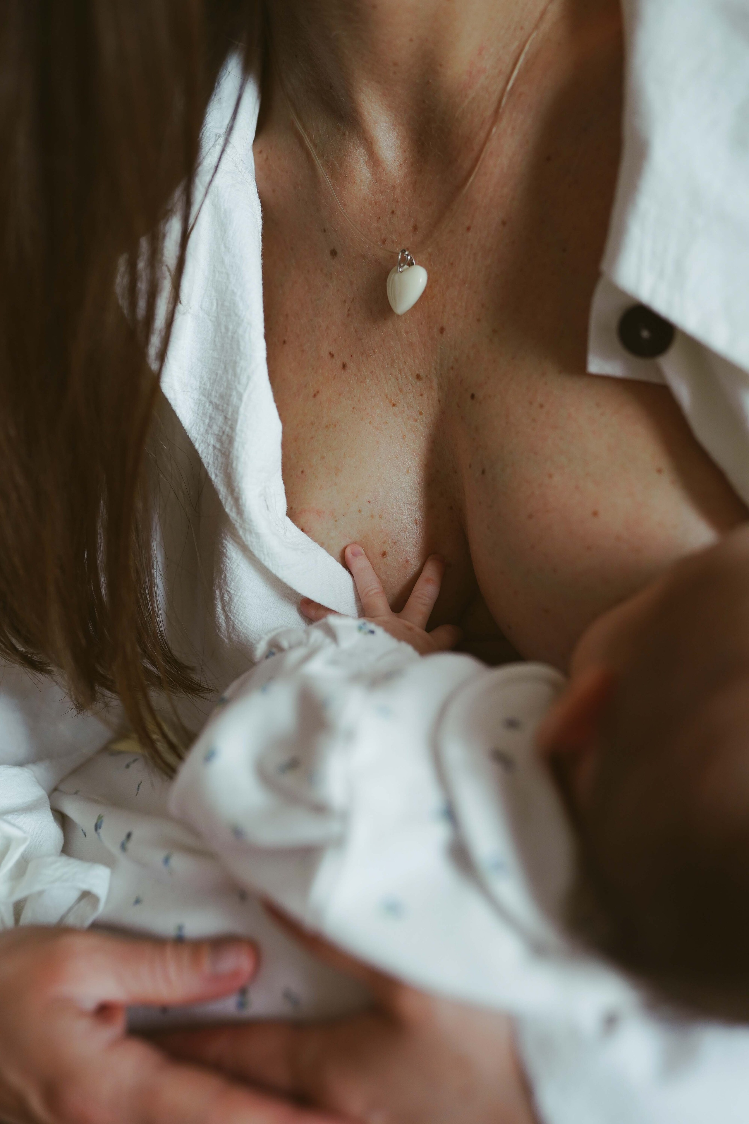 Inspira sesiune foto nou-nascut. Madalina Beda- Artist vizual, fotograf, doula la nastere, consultant babywearing Brasov si in toata tara
