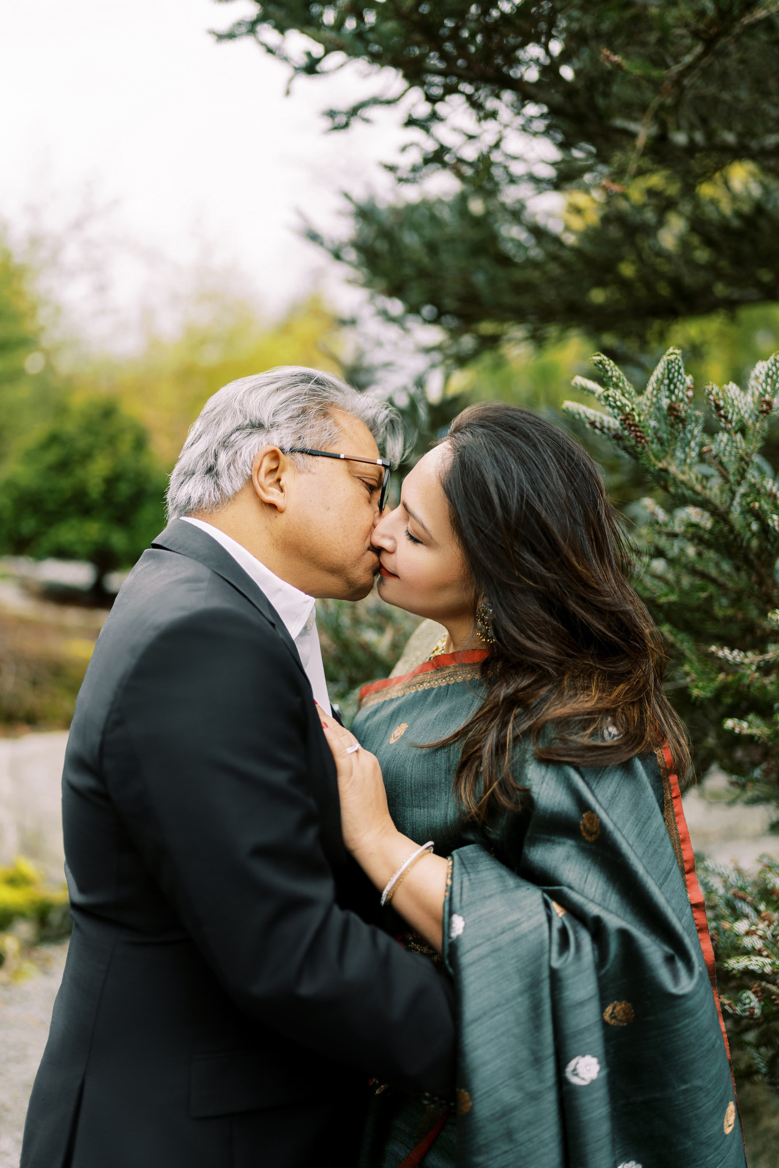 Family photoshoot at Bellevue Botanical Garden. March 2024. EVAN ARISTOV WEDDING PHOTOGRAPHY — Seattle Wedding Photographer