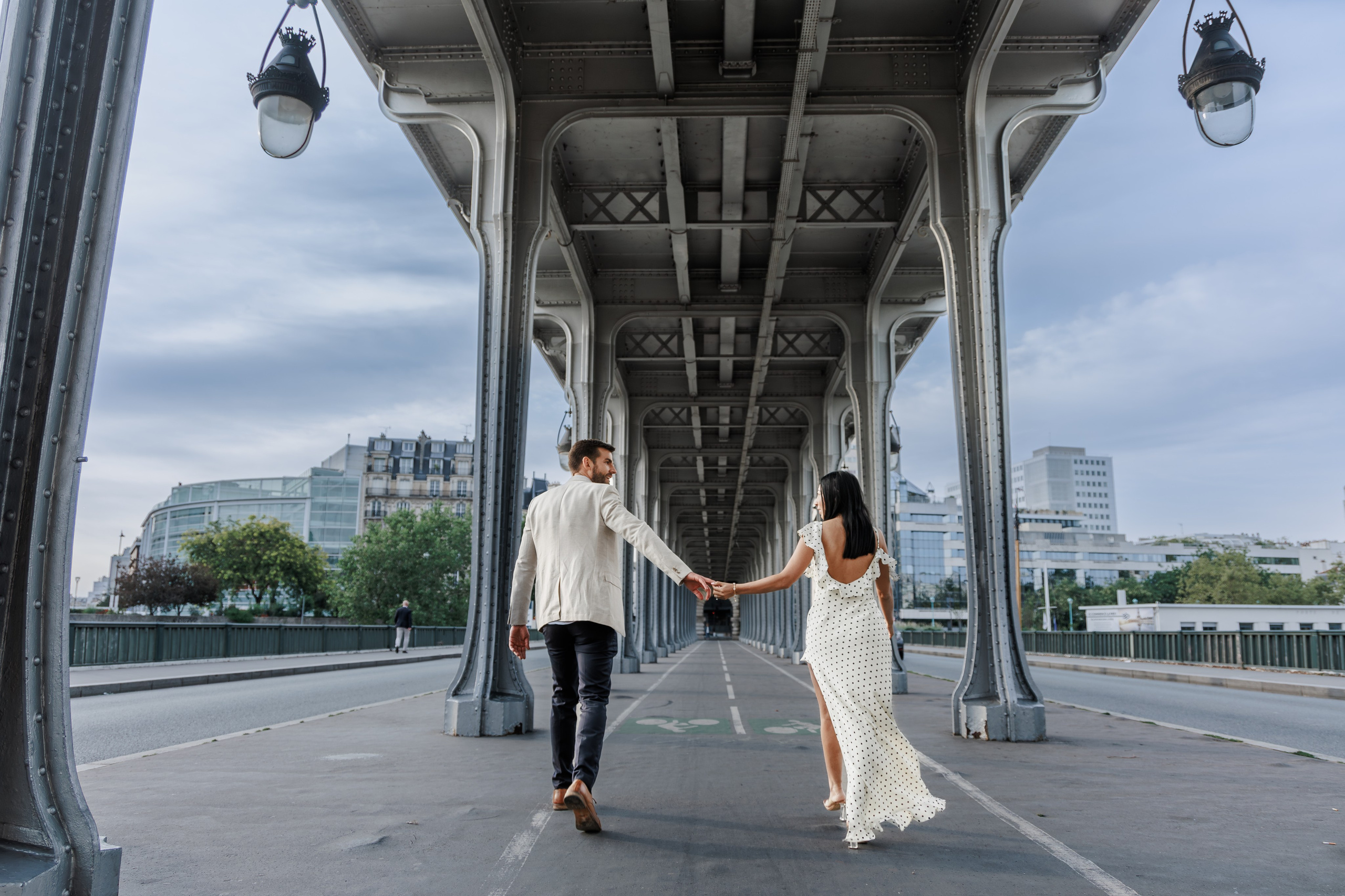 Bir-Hakeim Bridge in Paris — The Iconic Location for Luxury Proposal & Elopement Photography. Photographe à Paris
