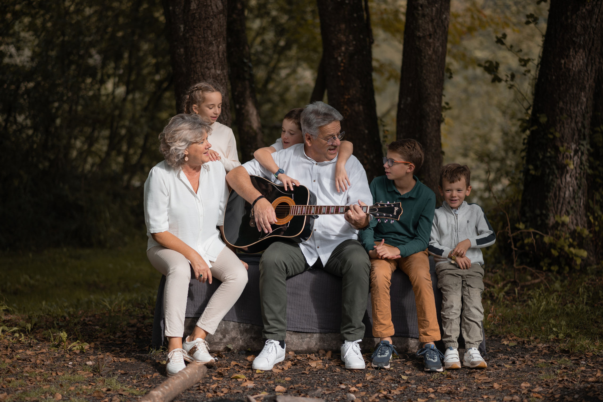 Entre grands-parents et petits-enfants. Ekaterina Brevet - photographe de mariage