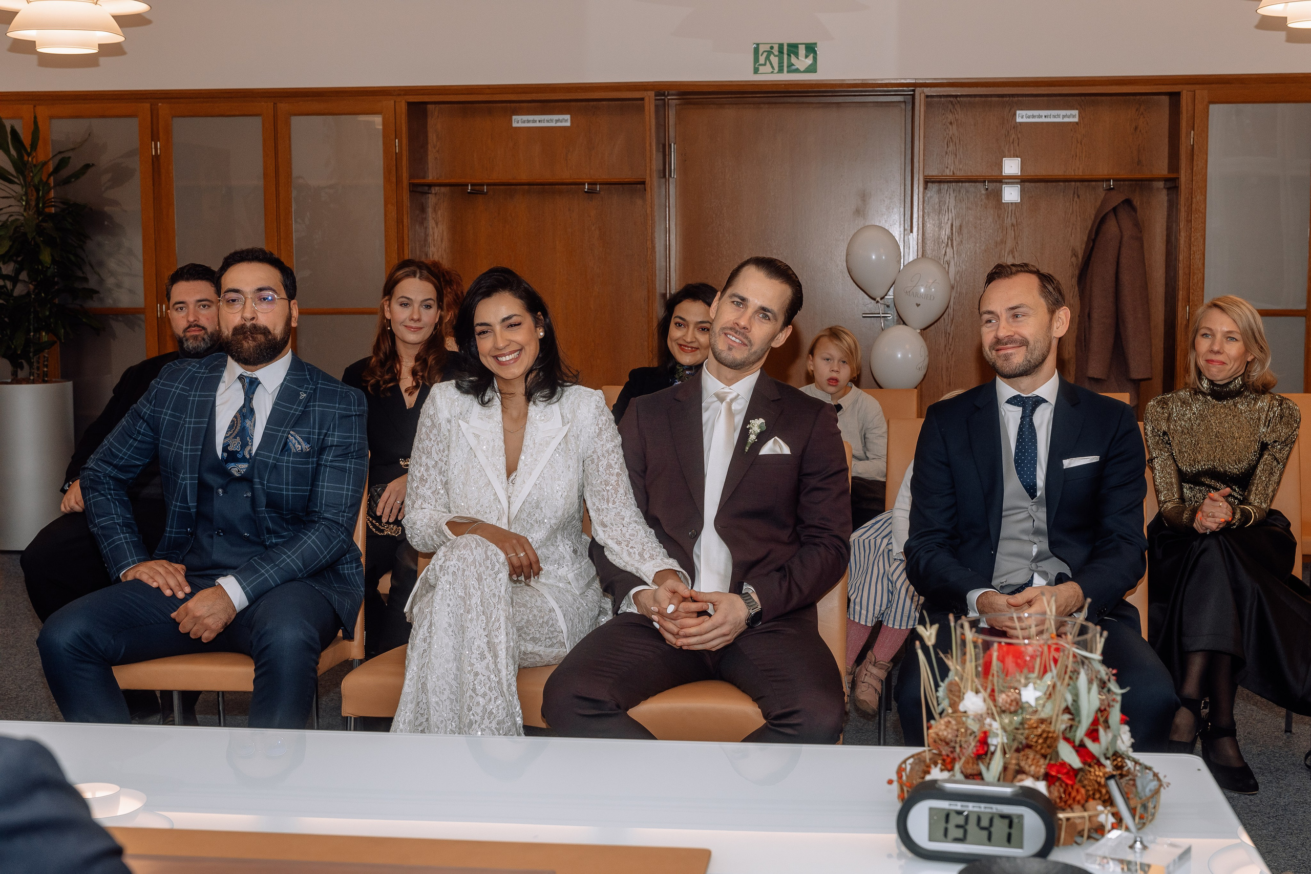 Braut und Bräutigam umarmen sich mit Freude – natürliche Emotionen Standesamt Schwabing