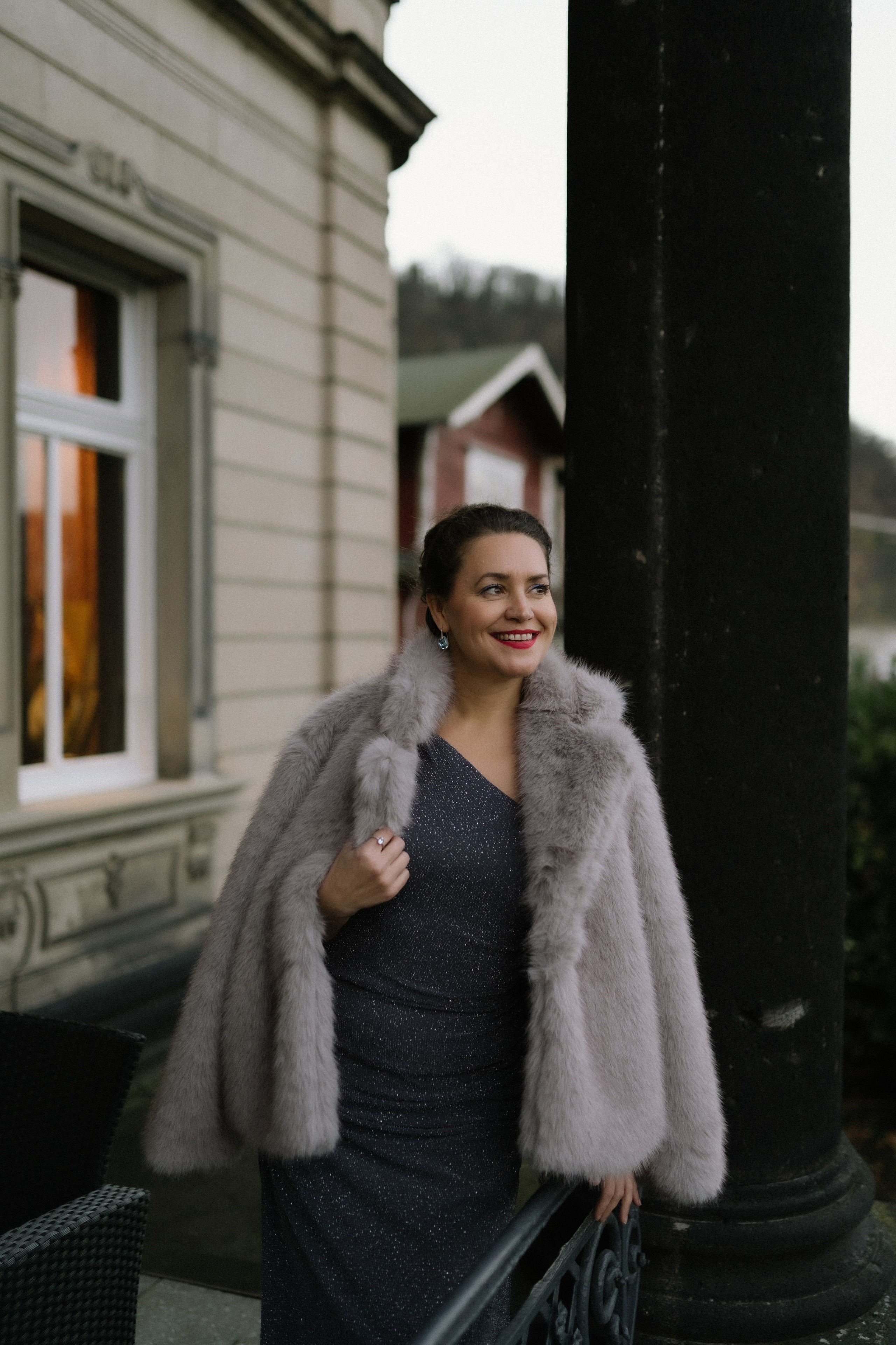 Elegantes Frauenporträt mit weichem Licht und edlem Hintergrund