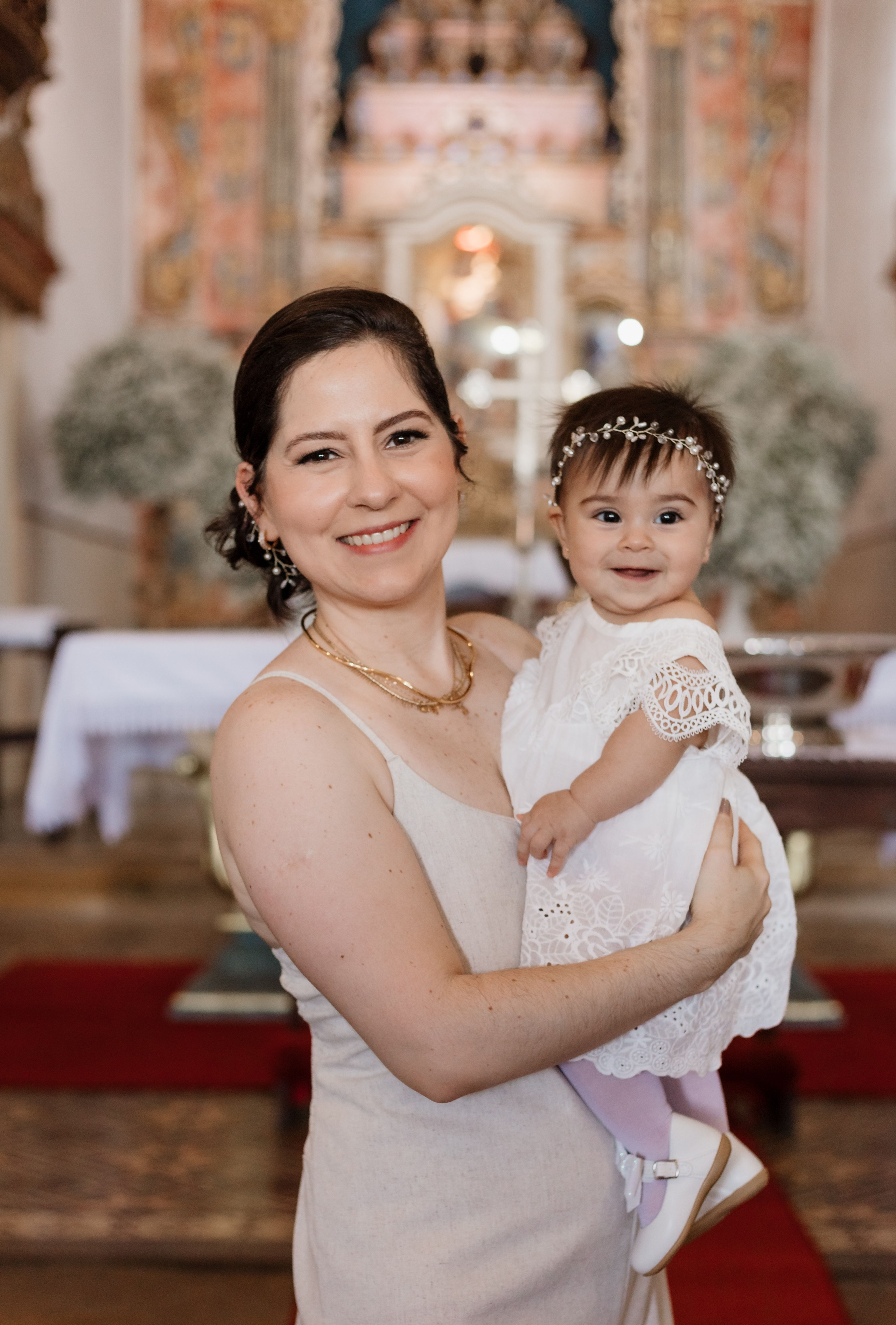 Mãe e filha antes da cerimônia do batismo