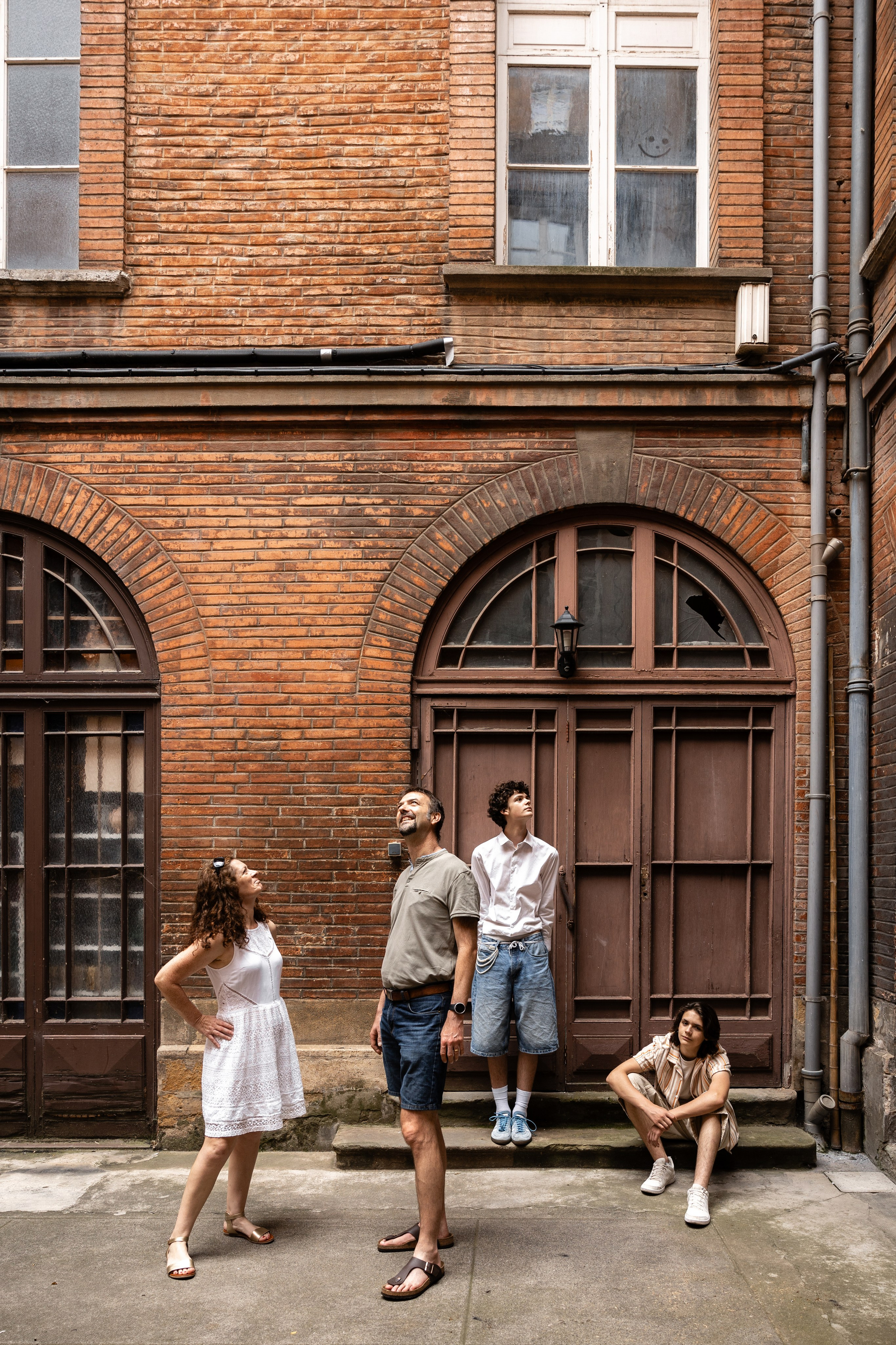 Séance photo de famille à Toulouse avec des ados. Eugénie Smirnova — photographe à Toulouse et dans le sud-ouest de la France