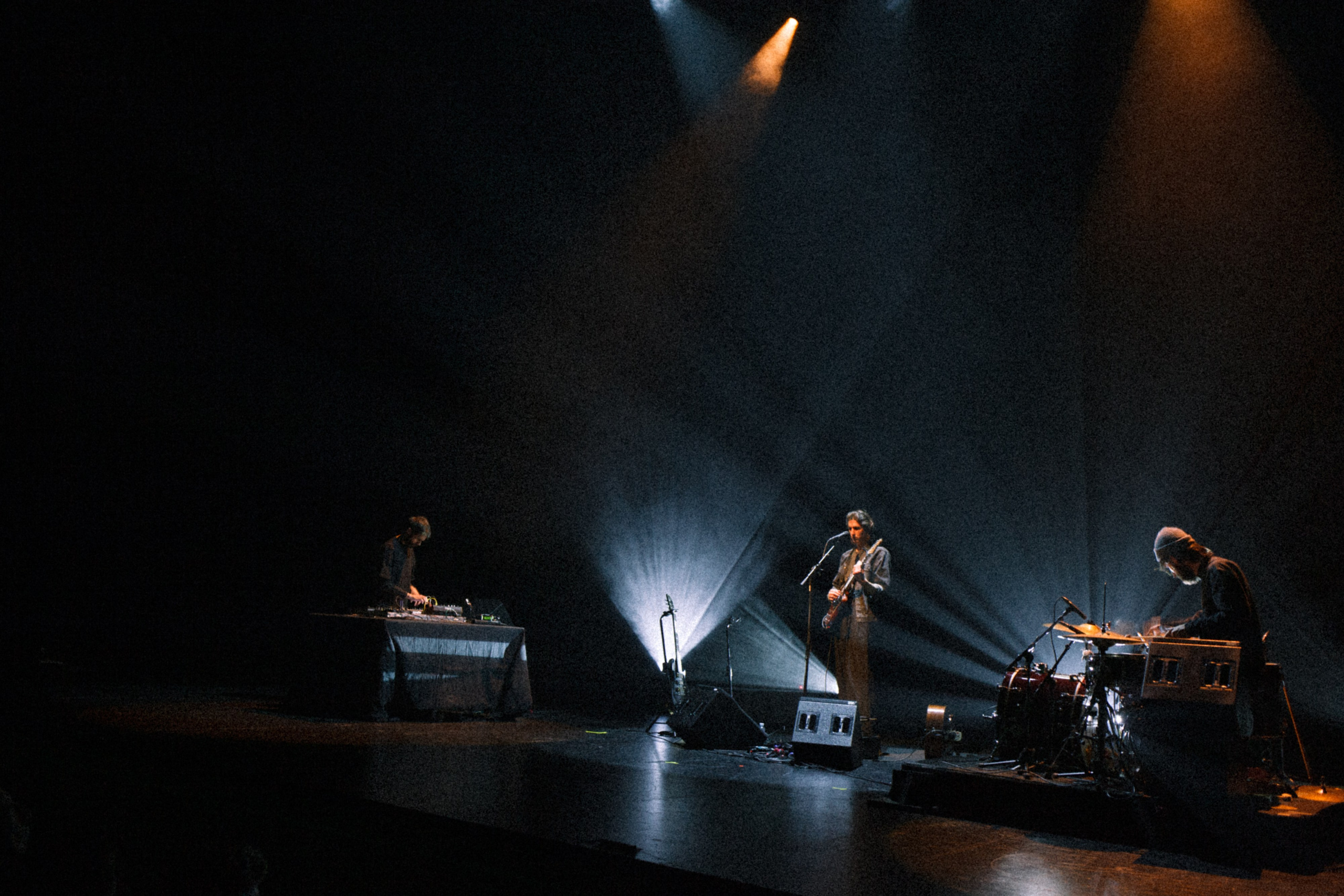 Banda actuando en el escenario con iluminación dramática