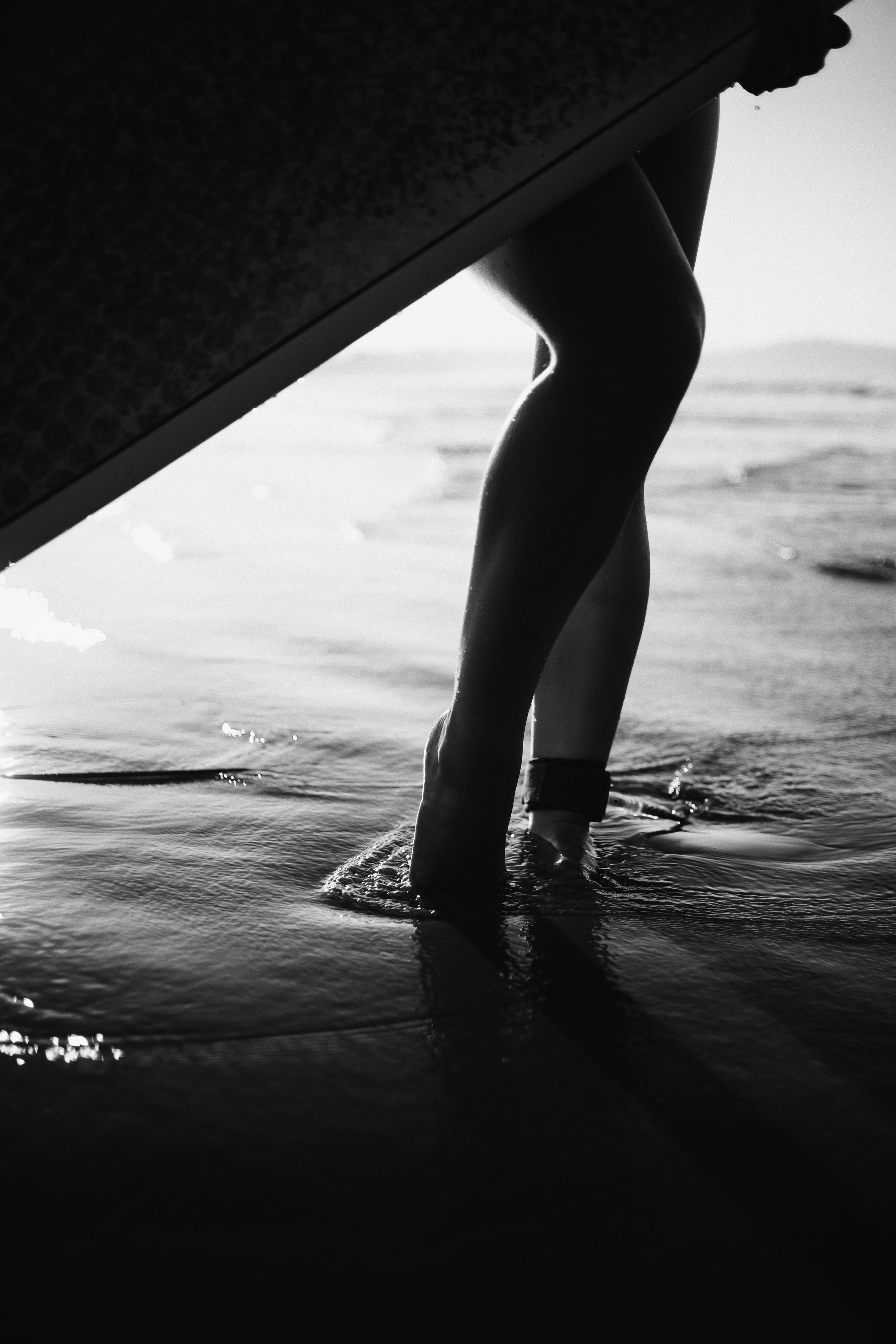 Photoshoot with a surfboard | BW