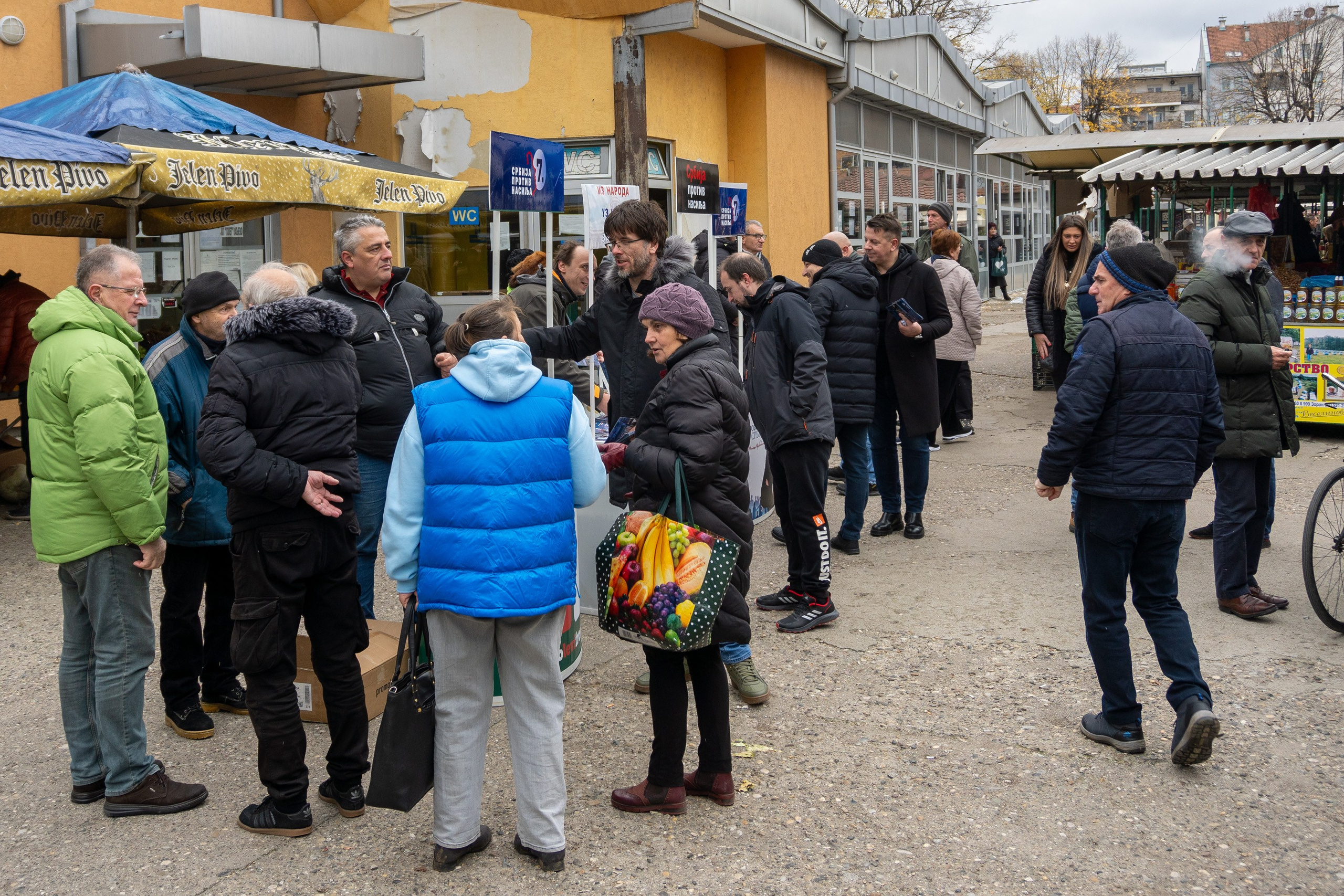 Листа „Србија против насиља” на градској пијаци упознавала грађане са програмом. Lokalni Front VA