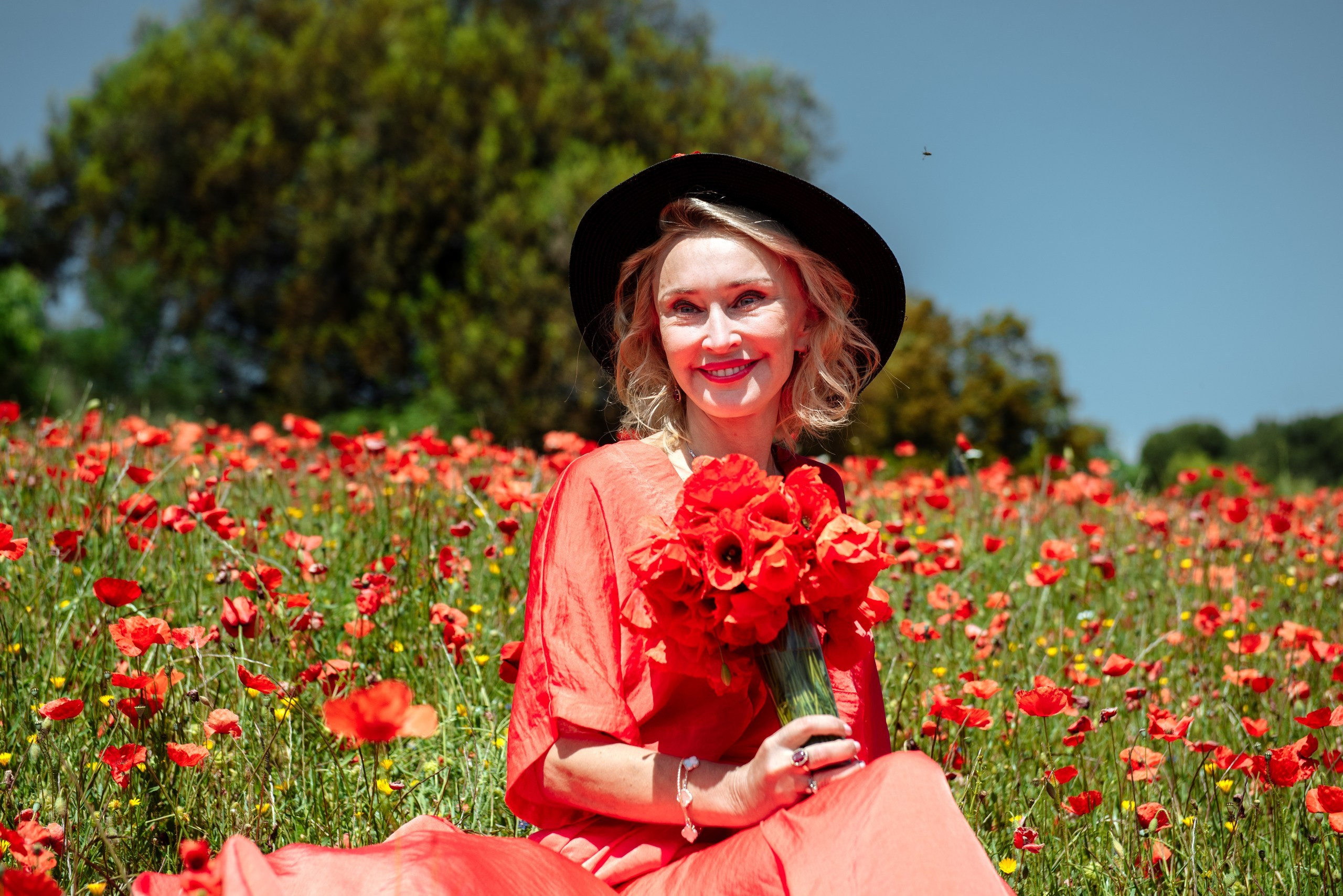 Olga Campos flores rojos. Фотограф Екатерина Гасанова — фотосессии в Барселоне
