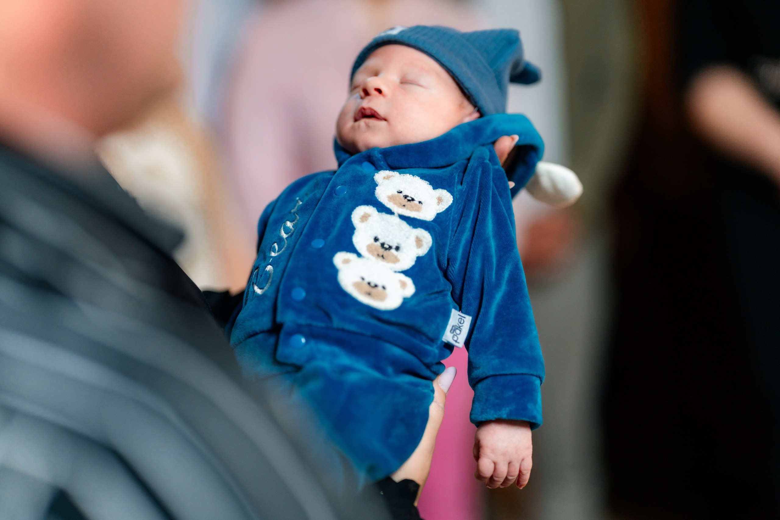 - Preotul ținându-l pe micuțul Mathias Gabriel la botez, în biserica Înălțarea Domnului, Copălău  - Detalii de la botezul lui Mathias – lumânare, trusou și icoană  - Familia lui Mathias Gabriel alături de micuț, în ziua botezului  - Portret emoționant cu mama și bebelușul în brațe, în biserică,fotograf profesionist evenimente Botoșani, Iași, Suceava, Fălticeni, Bacău, Pașcani, Roman - AlinoFotoStudio by Alin Chirilă - servicii foto nuntă, botez, cununie, ședințe foto creative, albume personalizate, fotografii emoționante și calitative pentru cele mai importante momente din viață,fotograf nuntă Botoșani Alin Chirilă,  ședință foto botez Iași - AlinoFotoStudio,  servicii fotograf profesionist evenimente Suceava,  fotograf cununie civilă Fălticeni - Alin Chirilă,  album foto nuntă personalizat Bacău.“Bebeluș botezat în biserică, ținut în brațe de nași”	•	“Detaliu cu lumânarea de botez decorată cu flori albe”	•	“Părinți emoționați alături de copilul lor la ceremonia de botez”	•	“Masa festivă de botez cu decor tematic și tort personalizat”	•	“Momentul în care preotul toarnă apă sfințită pe fruntea bebelușului”	“Bebeluș în rochie albă de botez, zâmbind în brațele mamei”	•	“Detaliu cu cruciulița de botez așezată pe o pernă de satin”	•	“Părinți și nași aprinzând lumânările în timpul ceremoniei de botez”	•	“Tort de botez decorat cu figurine tematice și numele copilului”	•	“Copil botezat dormind liniștit în pătuțul decorat festiv”	•	“Momentul în care preotul binecuvântează copilul în fața altarului”	•	“Invitați adunându-se în jurul mesei festive la petrecerea de botez”	•	“Bebeluș ținând în mână o jucărie personalizată primită la botez”	•	“Familie fericită pozând împreună după ceremonia de botez”	•	“Decor tematic cu baloane și flori la locația petrecerii de botez” fotograf Botoșani fotograf evenimente fotograf botez Alin Chirila fotograf alinofotostudio.fotograf botez Amelis Maria, fotografie botez Botoșani, fotograf Alin Chirilă, amintiri botez, fotografii botez, botez Amelis Maria, fotograf copii, fotografie botez în Botoșani,