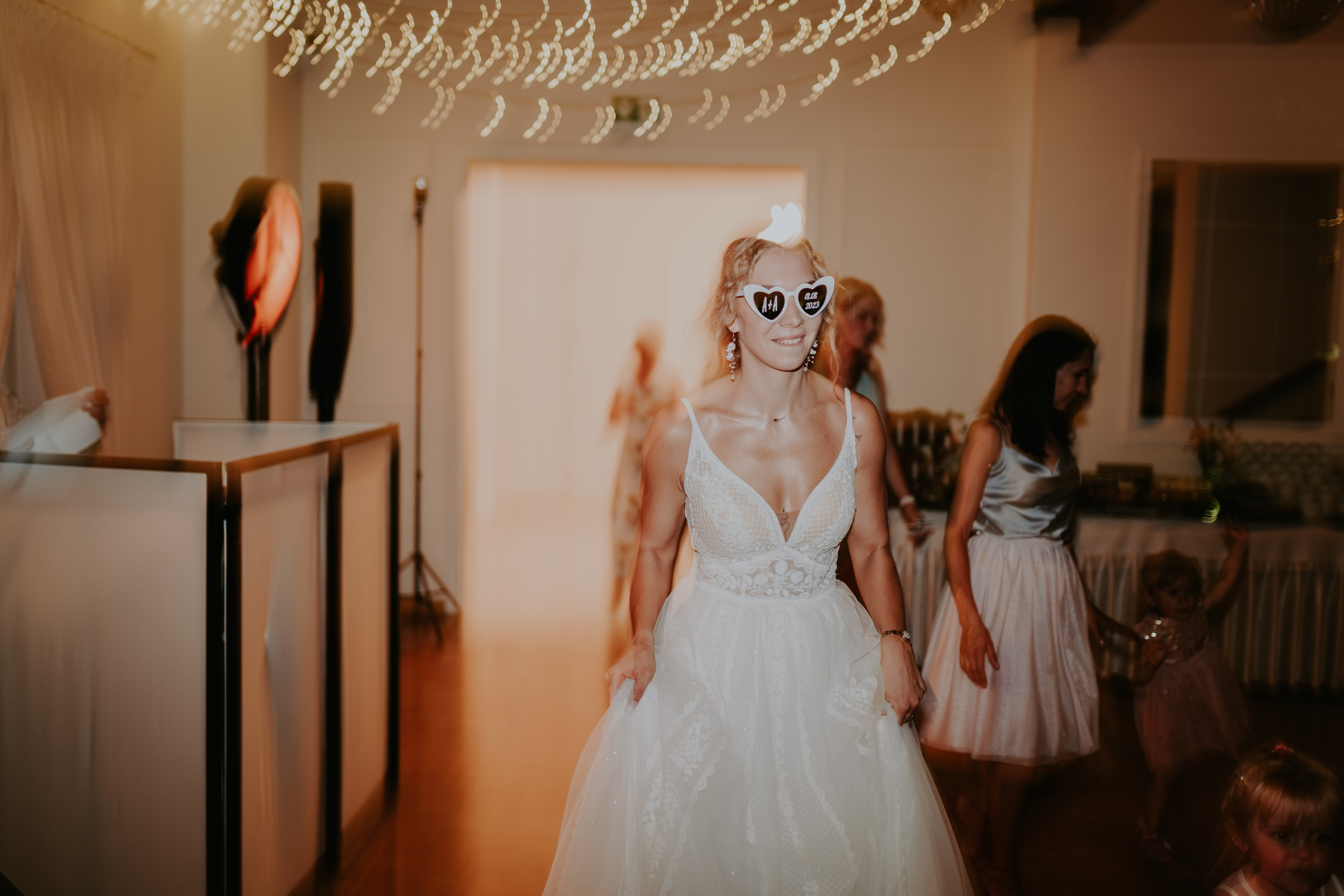 Dwór Wierzbno: plenerowy ślub pod wierzbą. Karkowskafoto - fotografia miłości