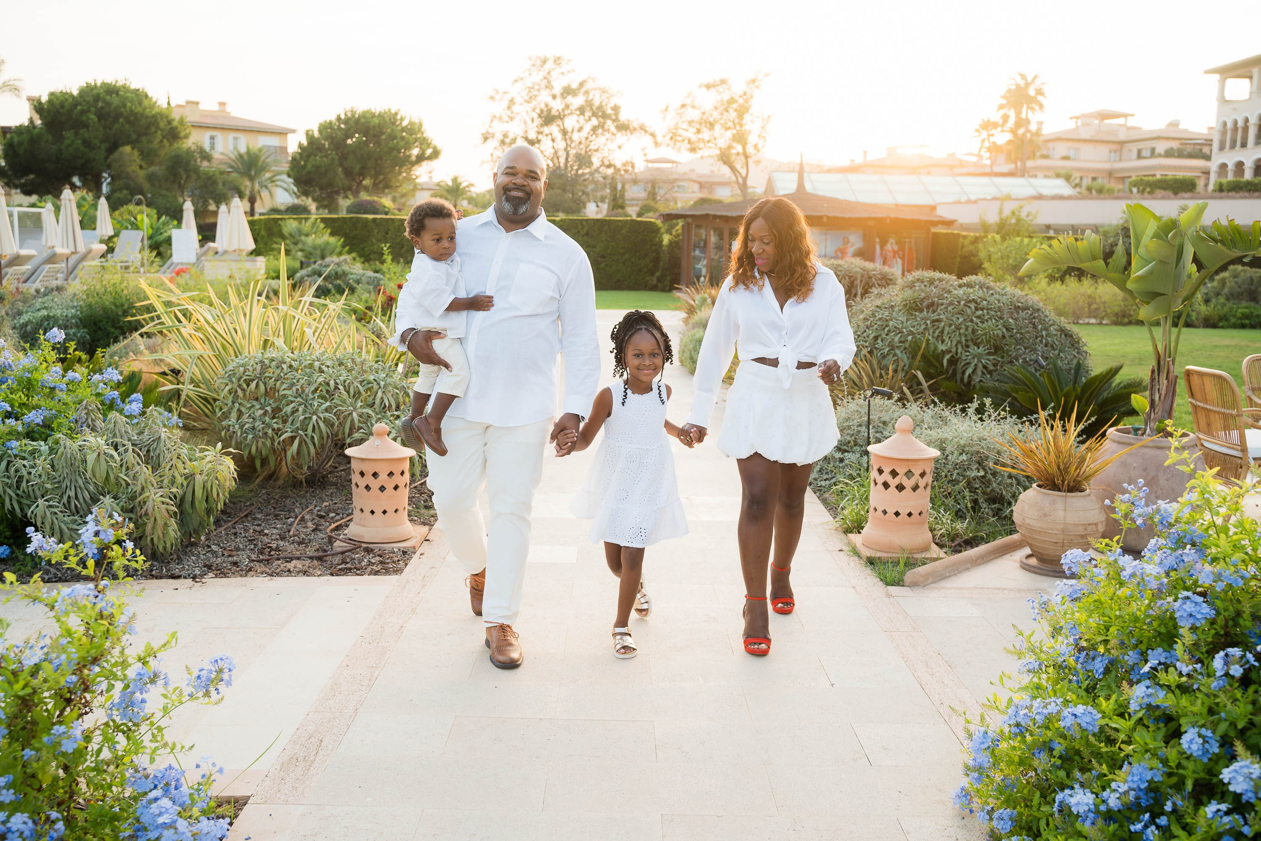 Retratos de familia felices en St. Regis Mardavall en Mallorca