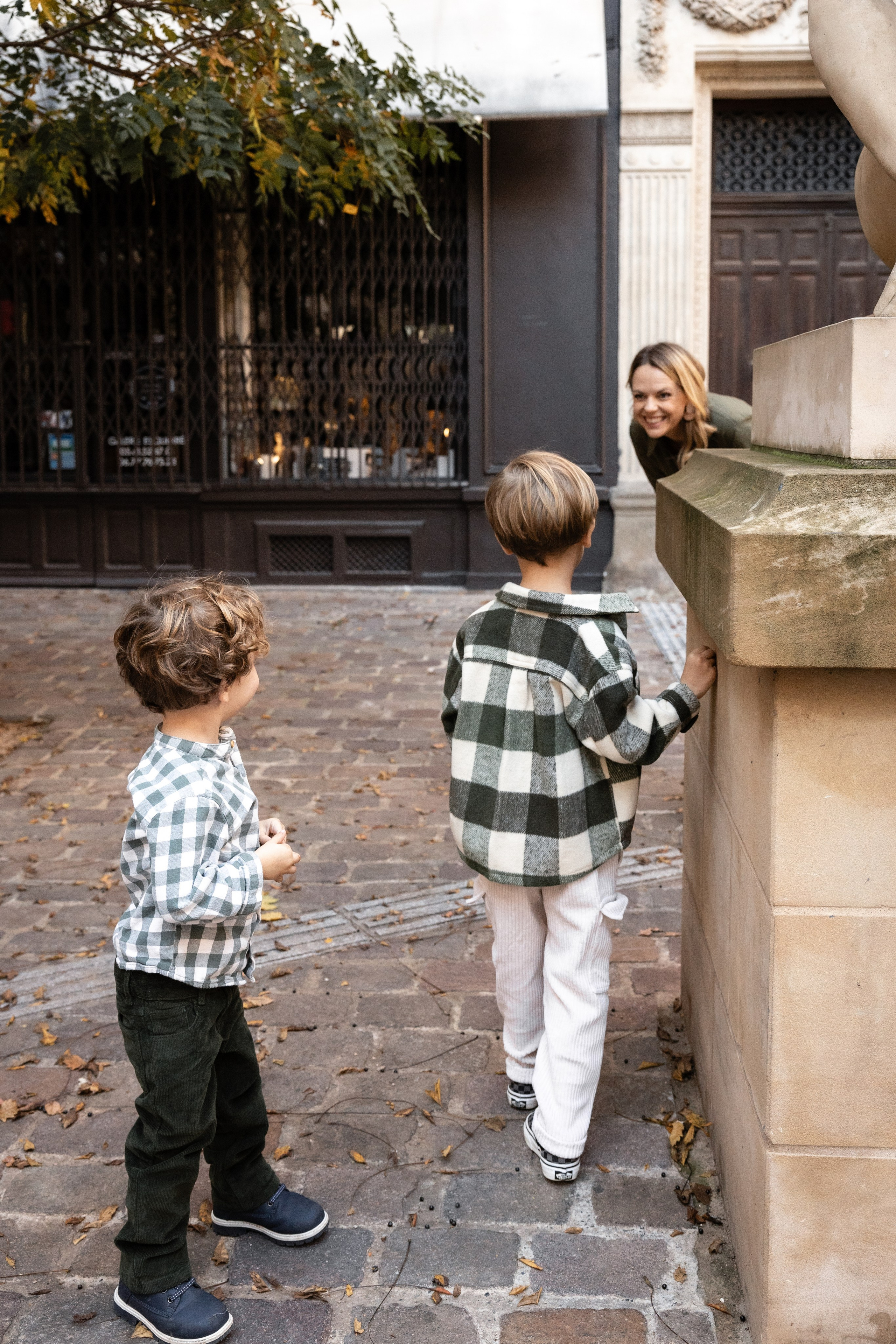Photographie de famille lifestyle à Toulouse : une séance chaleureuse pour une famille expatriée. Eugénie Smirnova — photographe à Toulouse et dans le sud-ouest de la France