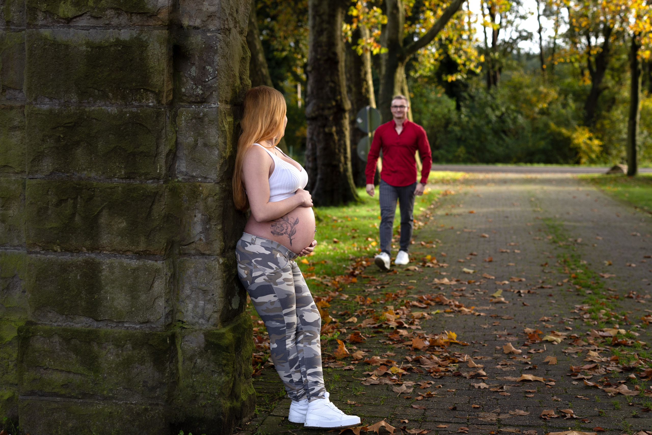 Romantische Schwangerschaftsfotos bei Sonnenuntergang