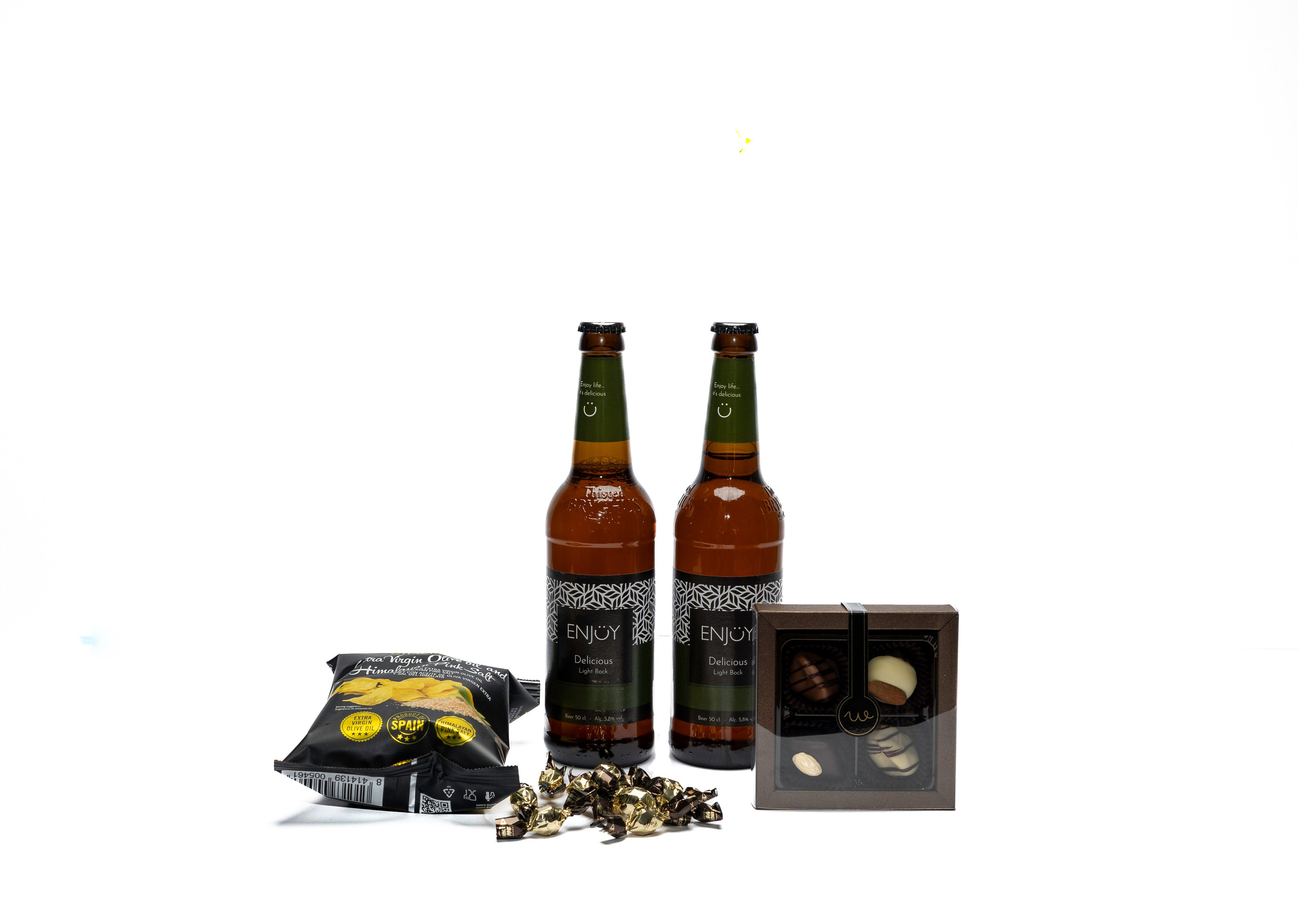 Gavekurv med blomster og forkælelseSend en smuk gavekurv fra Akropolis Blomster i Aarhus – fyldt med blomster, lækkerier og personlig omtank