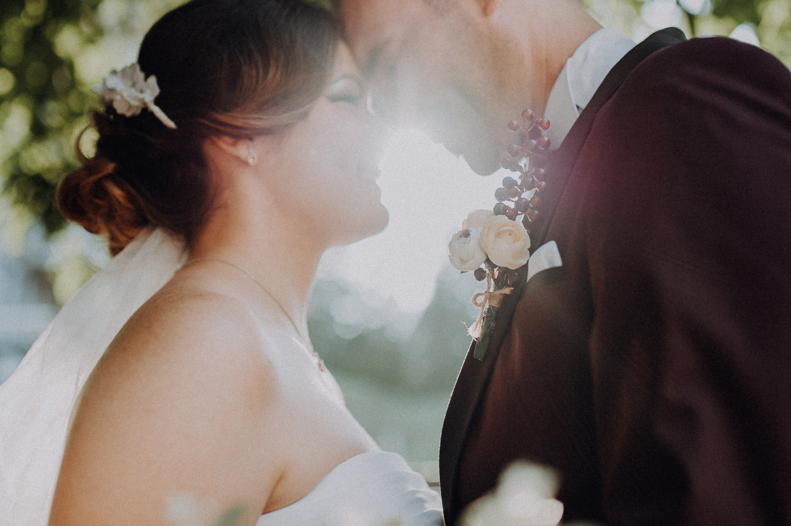 Mirii surprinși într-un moment de emoție, foarte apropiati unul de celalelt si zambind.