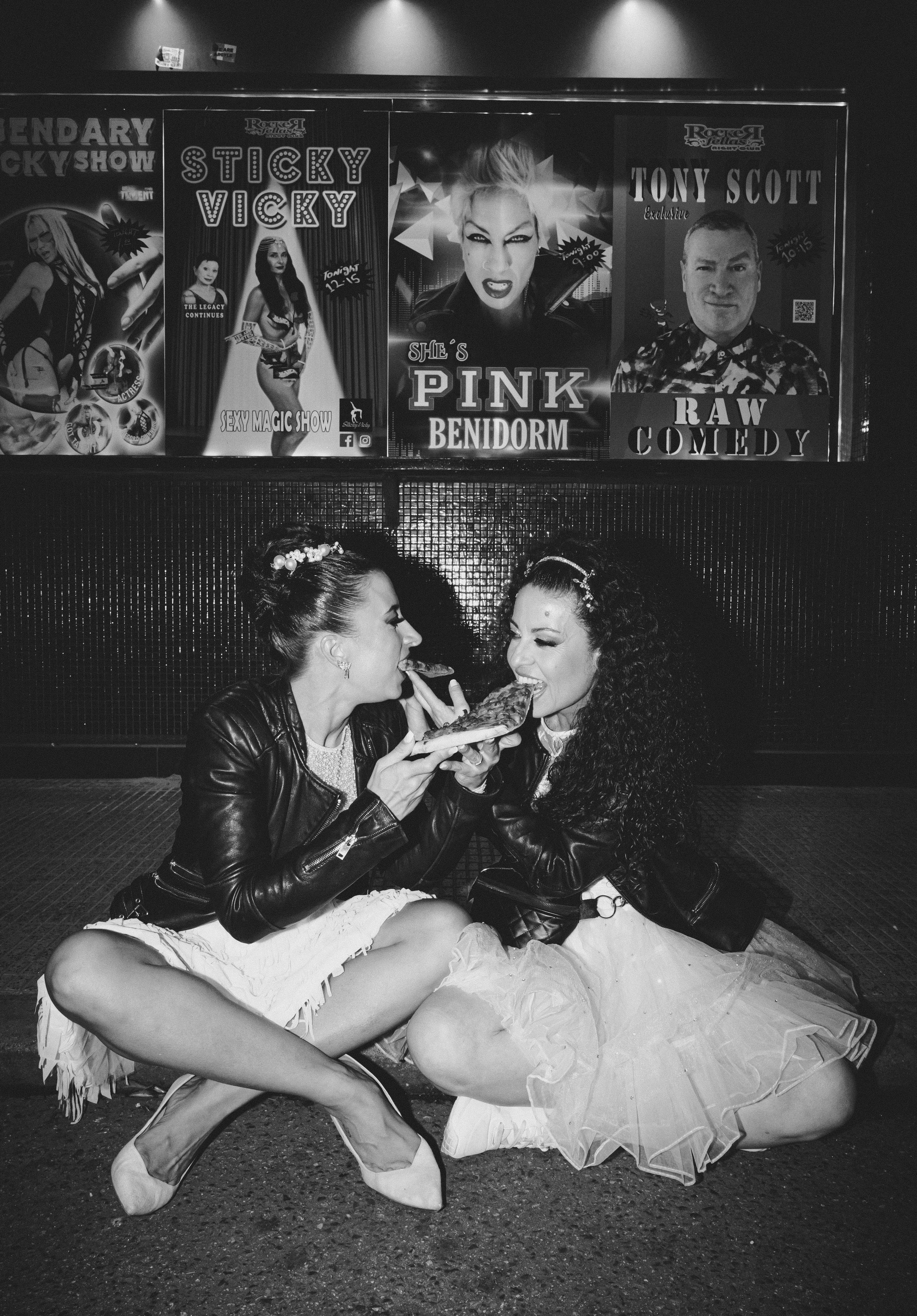 Retrato íntimo en blanco y negro capturando un momento entre dos personas durante la postboda