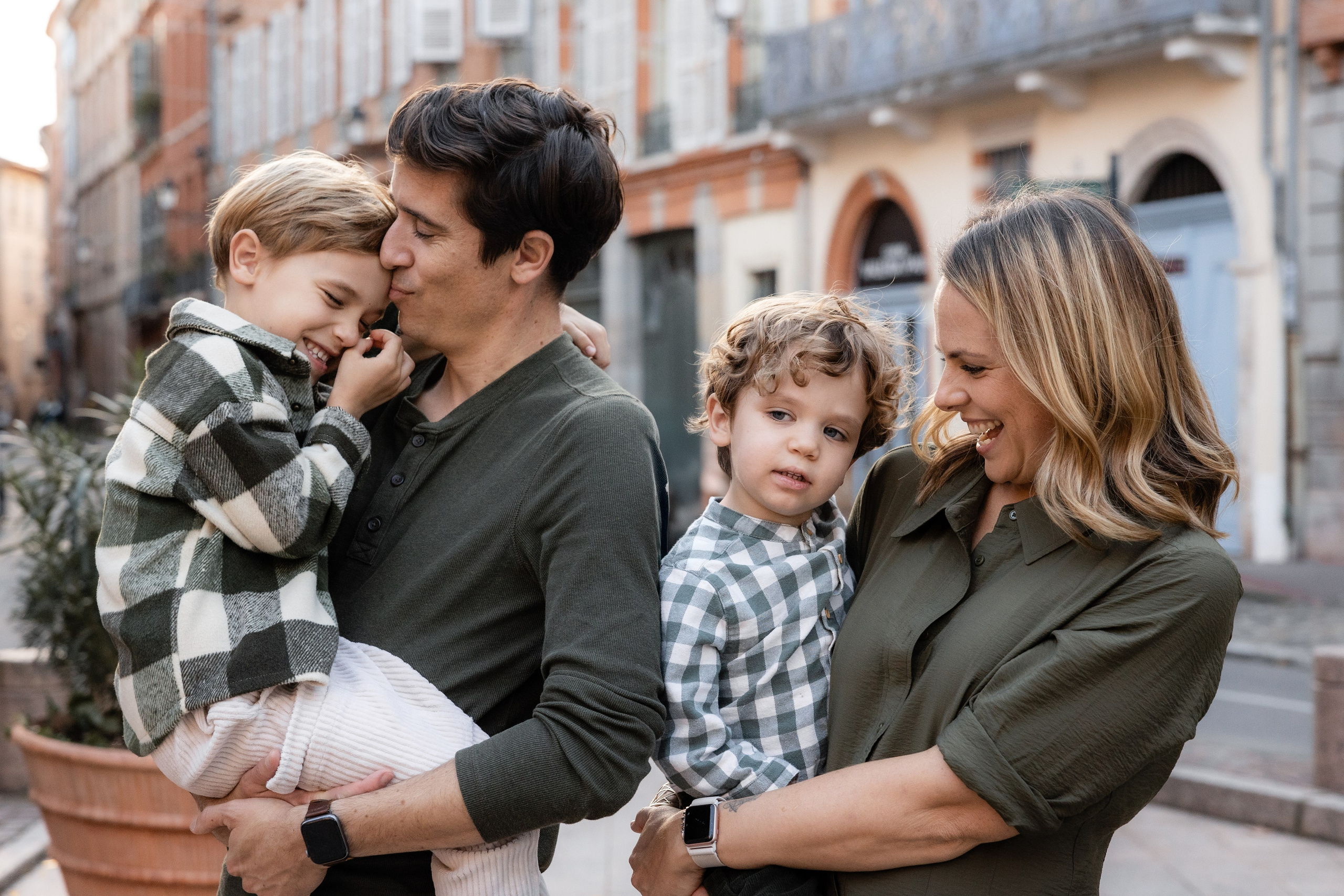 Photographie de famille lifestyle à Toulouse : une séance chaleureuse pour une famille expatriée. Eugénie Smirnova — photographe à Toulouse et dans le sud-ouest de la France