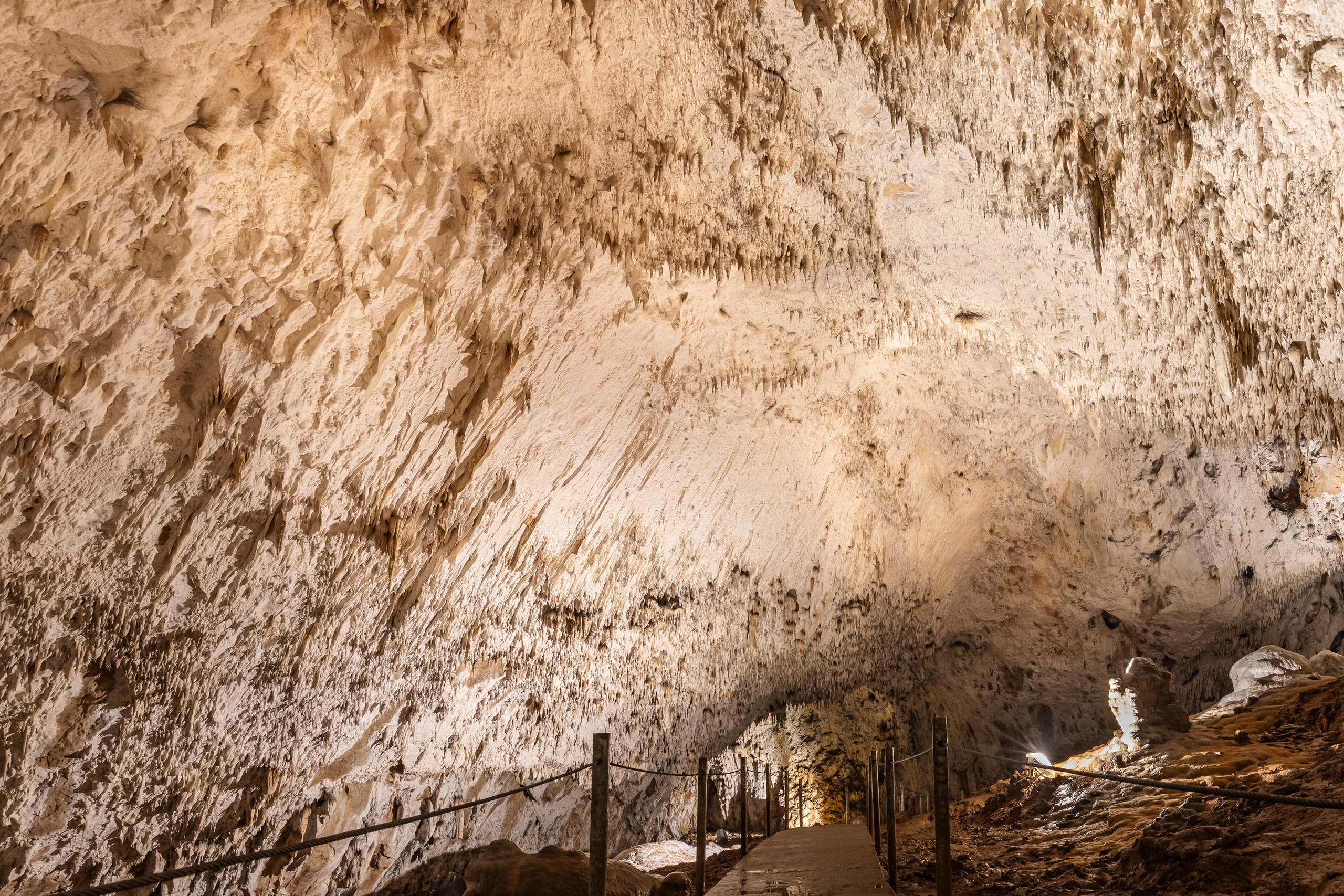 Unutrašnjost Bijambarske pećine – prirodne stijenske formacije i svjetlosni efekti u podzemlju Bosne i Hercegovine.