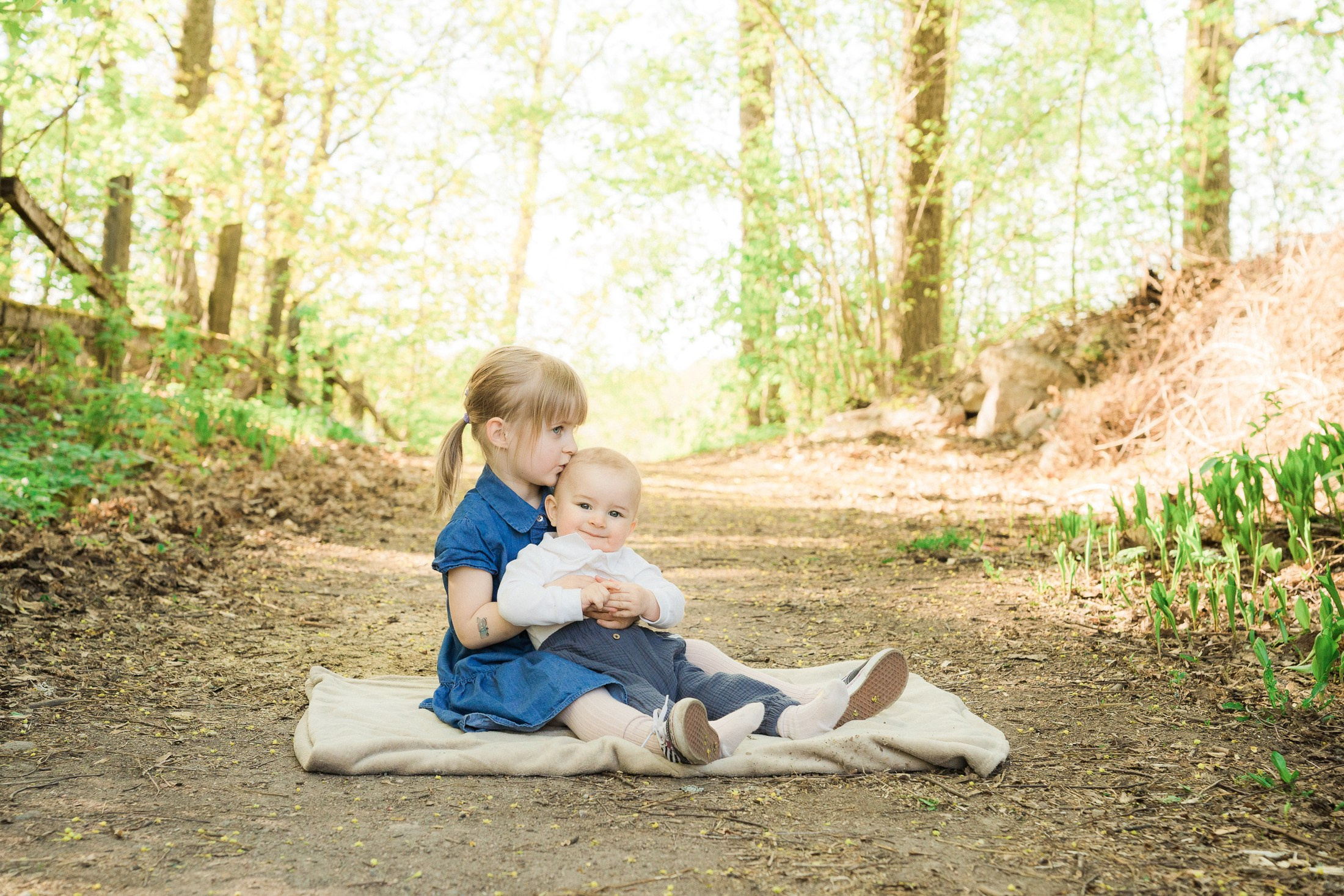 Lapsi- ja perhekuvaus aurinkoisena päivänä Espoossa