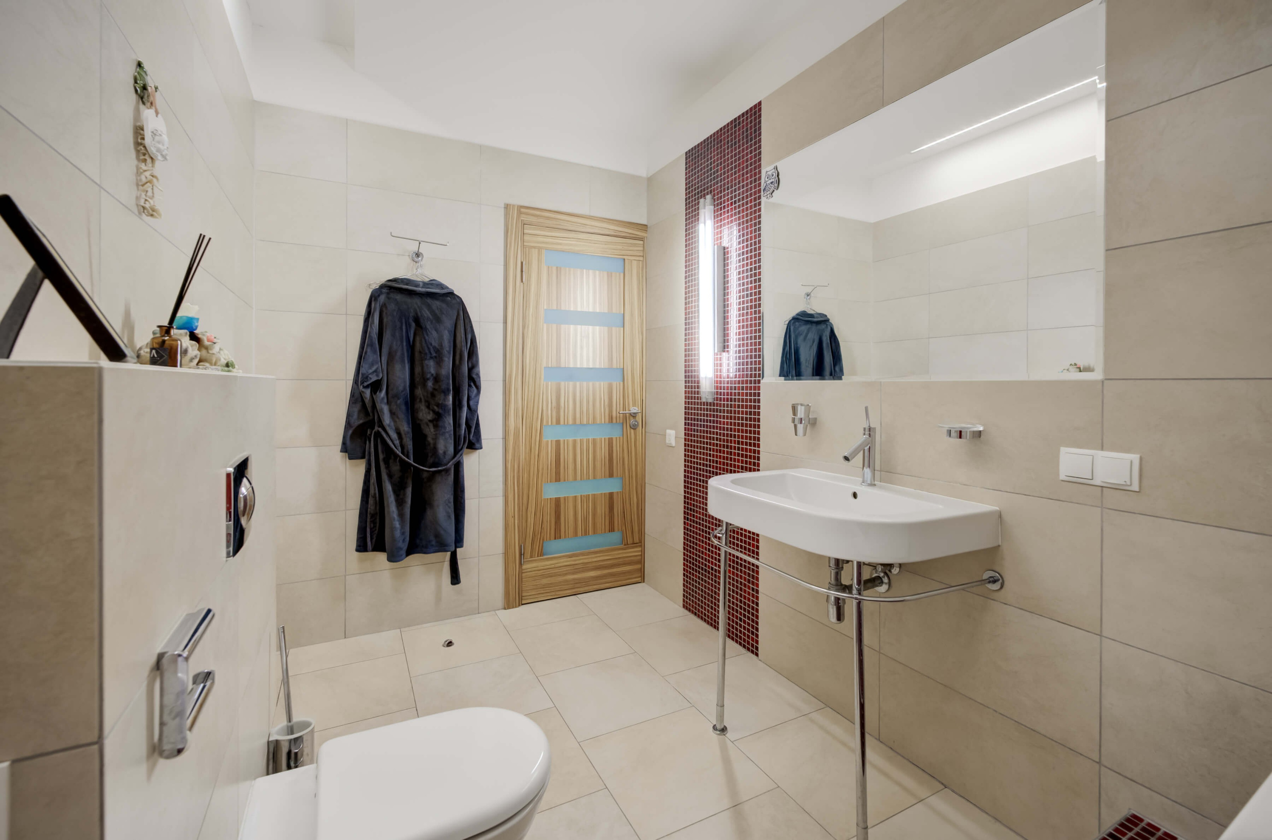 Moderni vonios kambarys su dizainerio apdaila 4 kambarių bute Vilniuje – prabangus ir funkcionalus