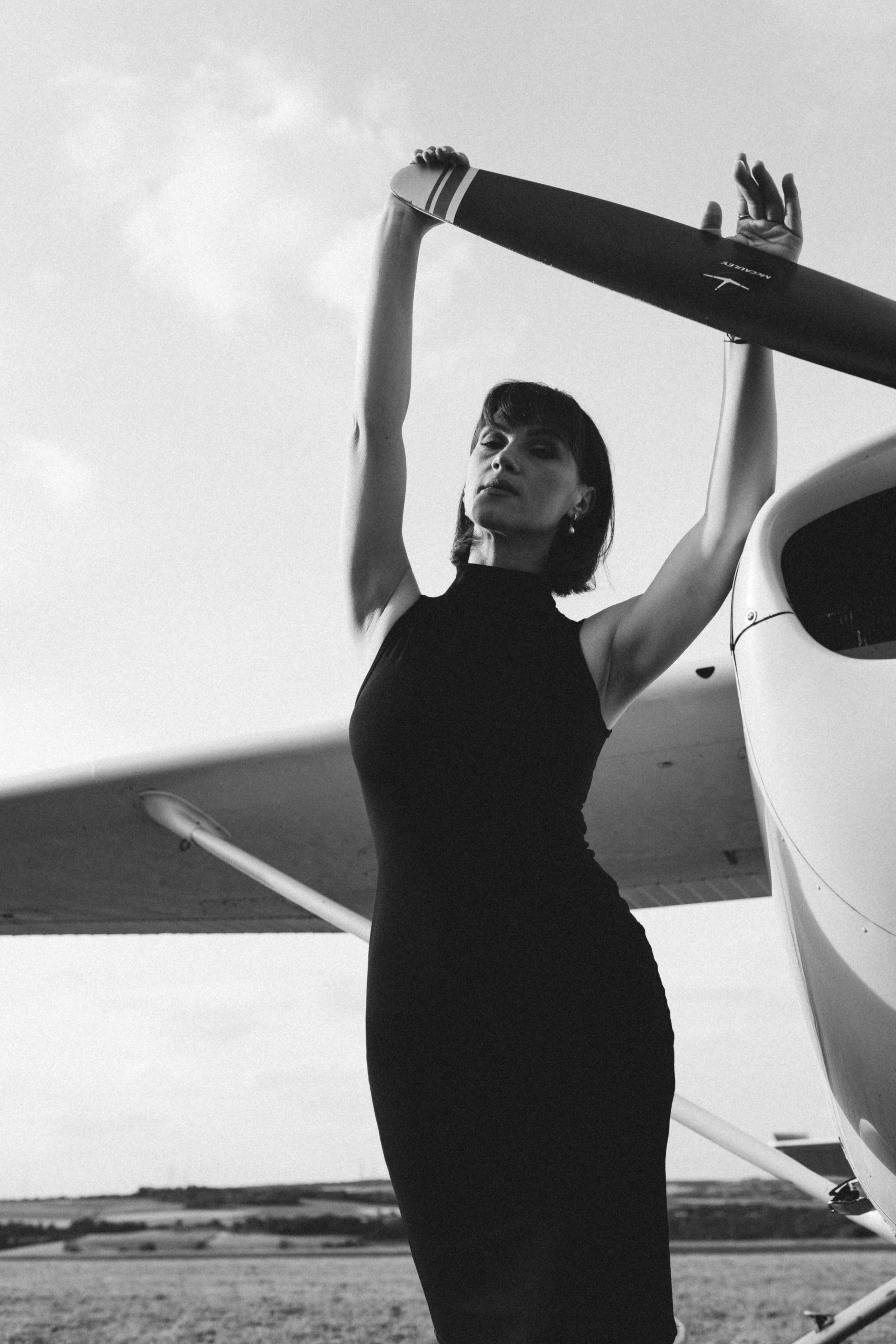 Edles Porträt einer Frau in Schwarz mit femininer Eleganz