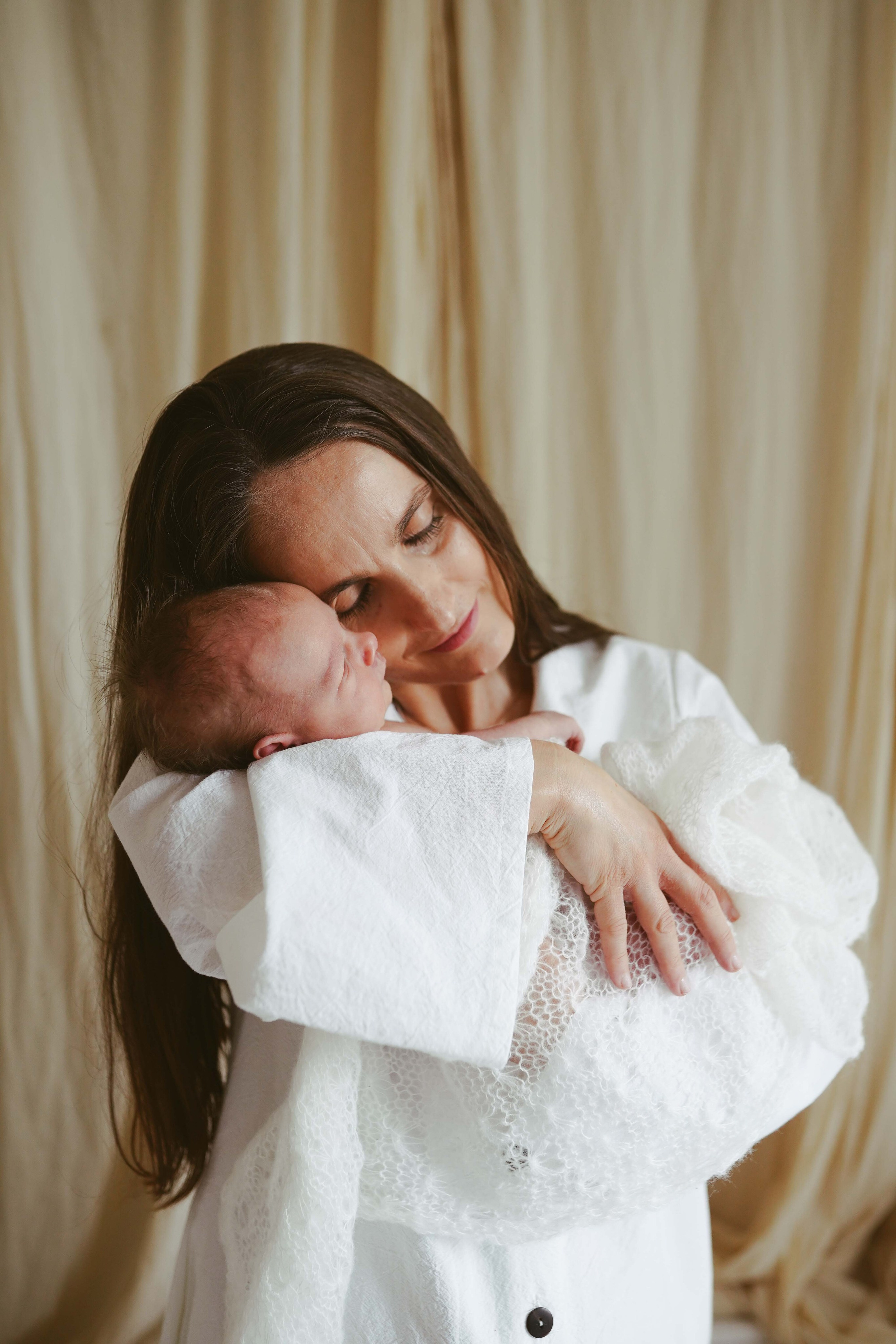 Inspira sesiune foto nou-nascut. Madalina Beda- Artist vizual, fotograf, doula la nastere, consultant babywearing Brasov si in toata tara