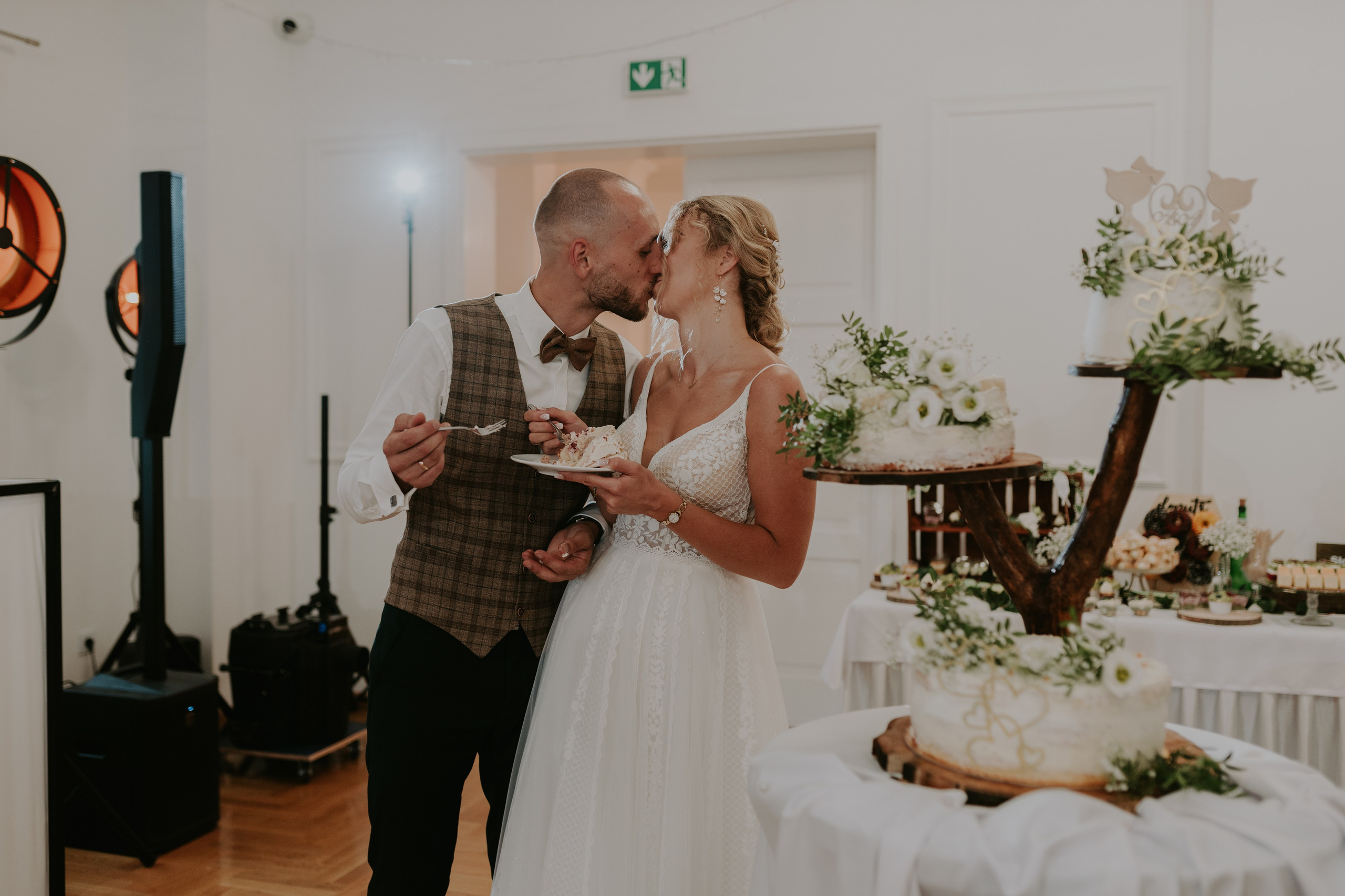 Dwór Wierzbno: plenerowy ślub pod wierzbą. Karkowskafoto - fotografia miłości