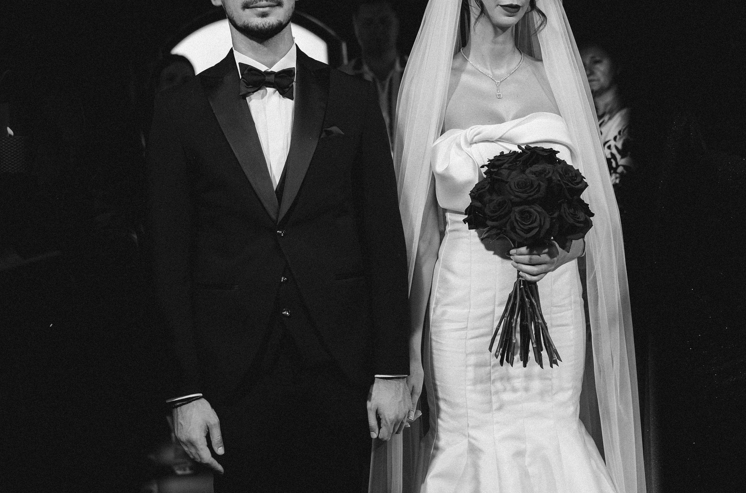 Detaliu cu mâinile mirilor unite, nuntă religioasă Anca și Dragoș.