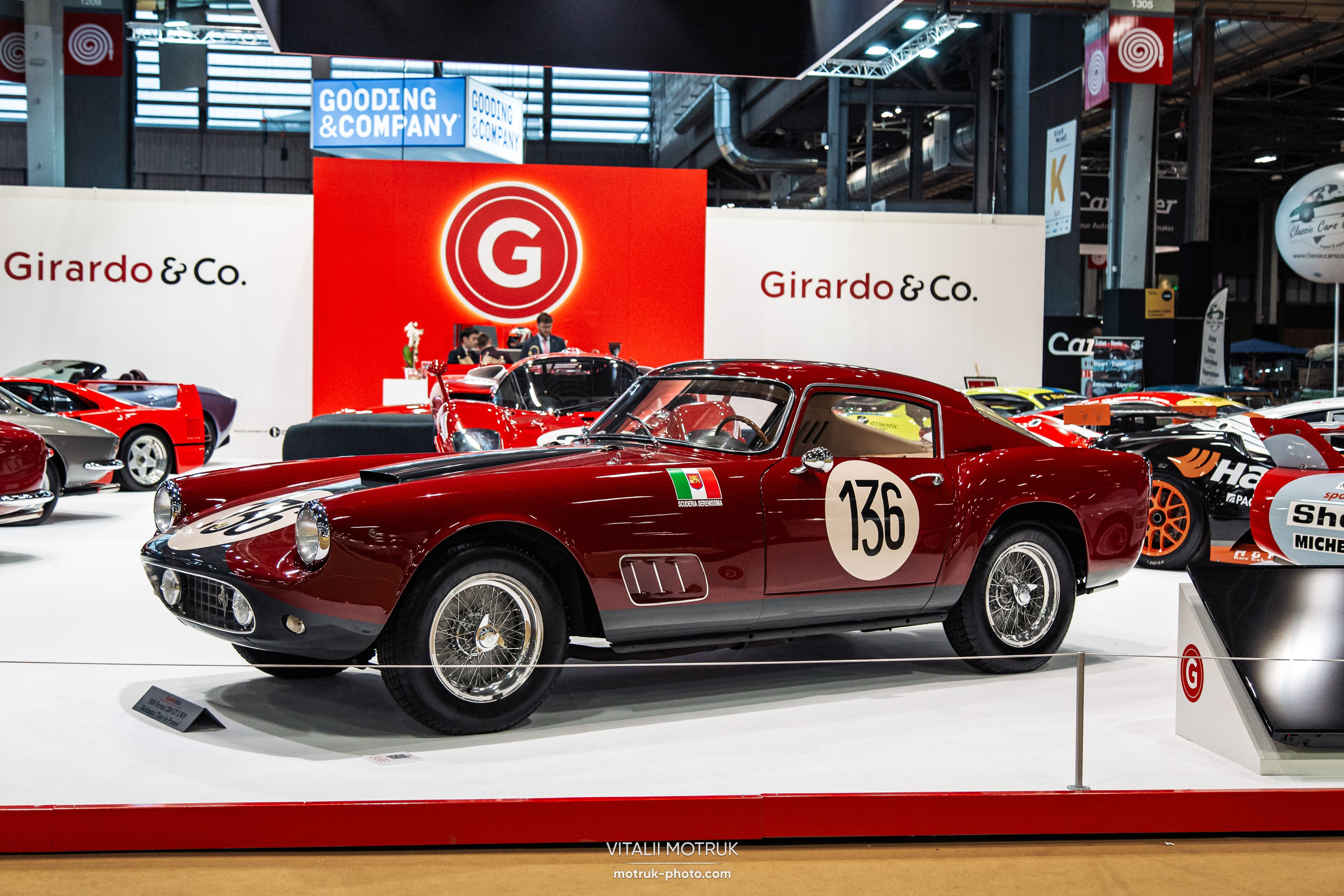Retromobile 2023. Photographe de voitures à Paris — Vitalii Motruk