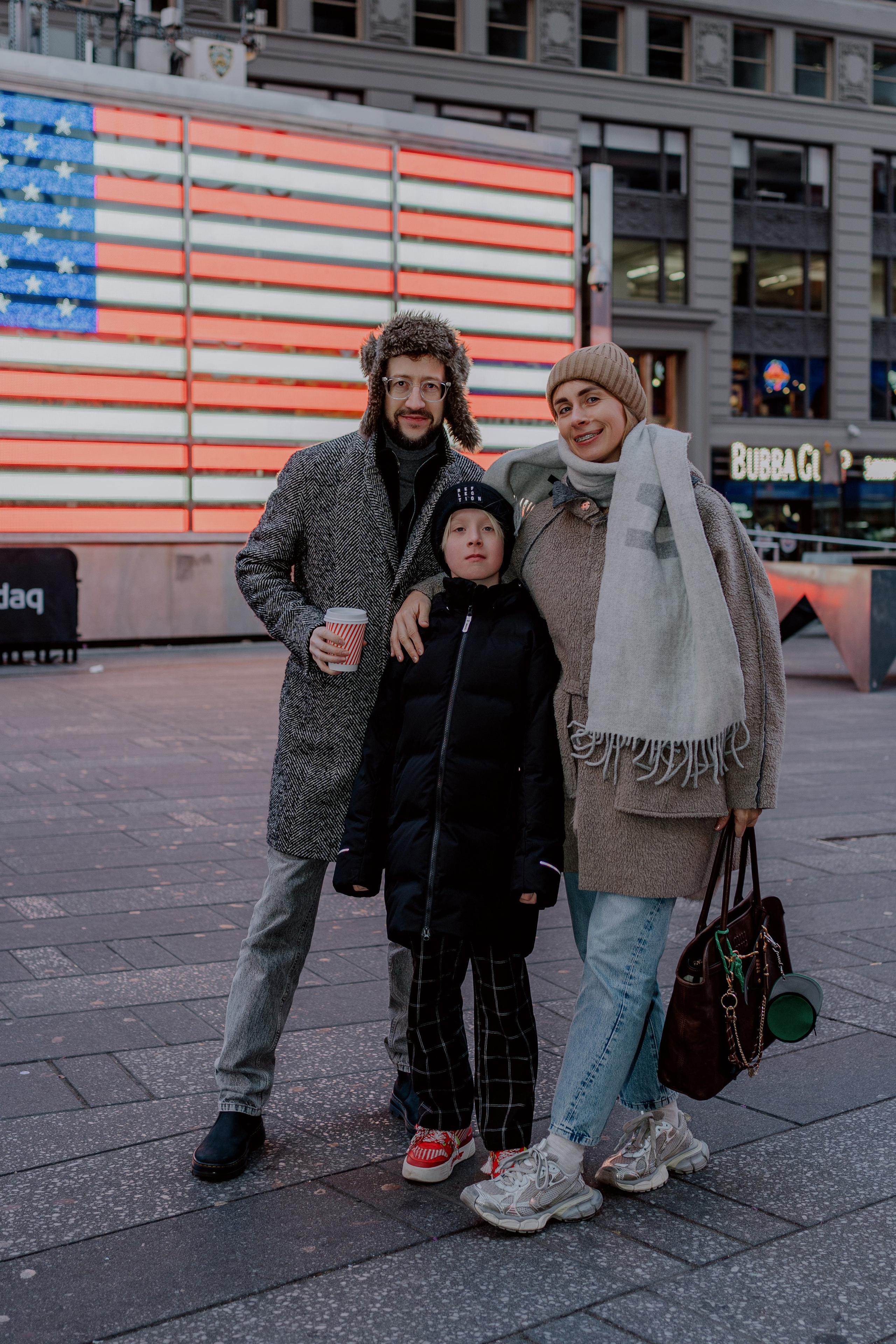 Times Square Family Photography NYC 2025: Perfect Morning Photo Sessions. Videographer and photographer in New York // MAKAROV.VIDEO
