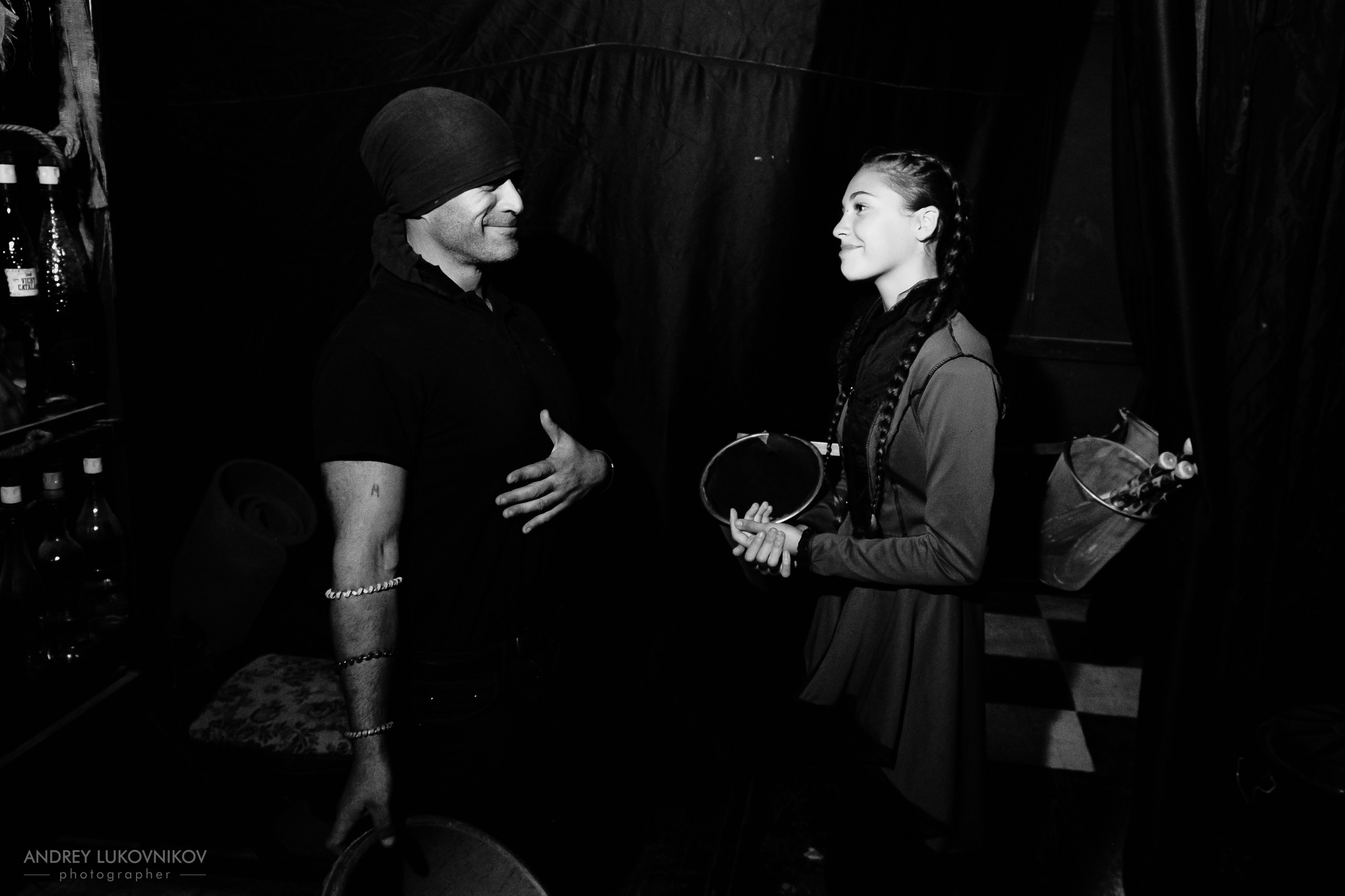 Sesión de fotos entre bastidores en El Circo Encantado: la vida de los artistas tras bambalinas