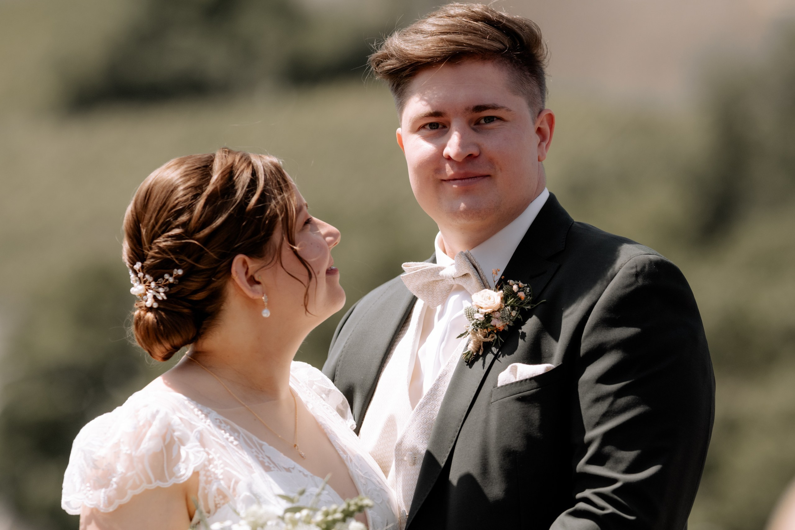 Blick über den Main – unvergessliche Hochzeitsmomente auf Würzburgs schönster Brücke
