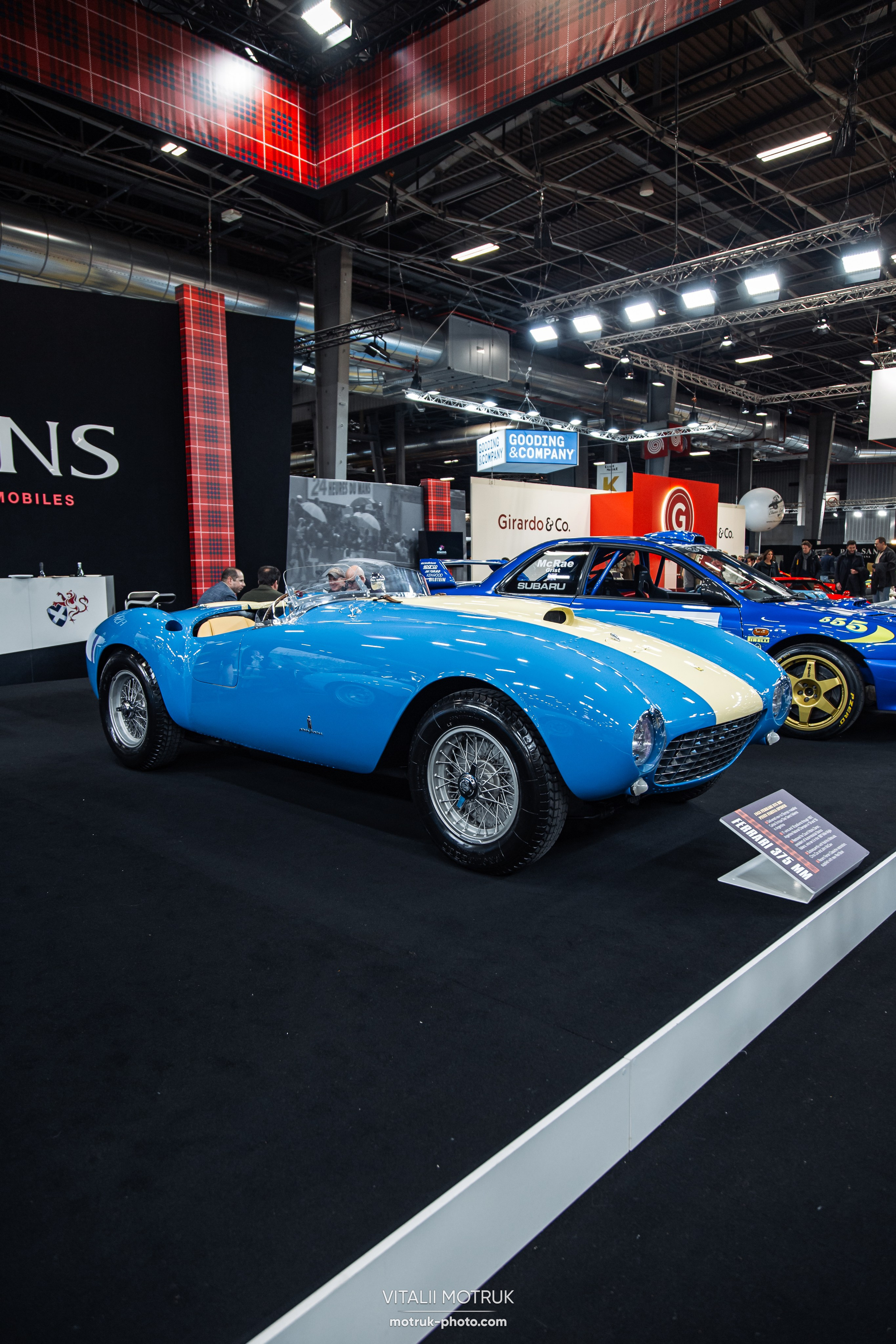 Retromobile 2023. Photographe de voitures à Paris — Vitalii Motruk