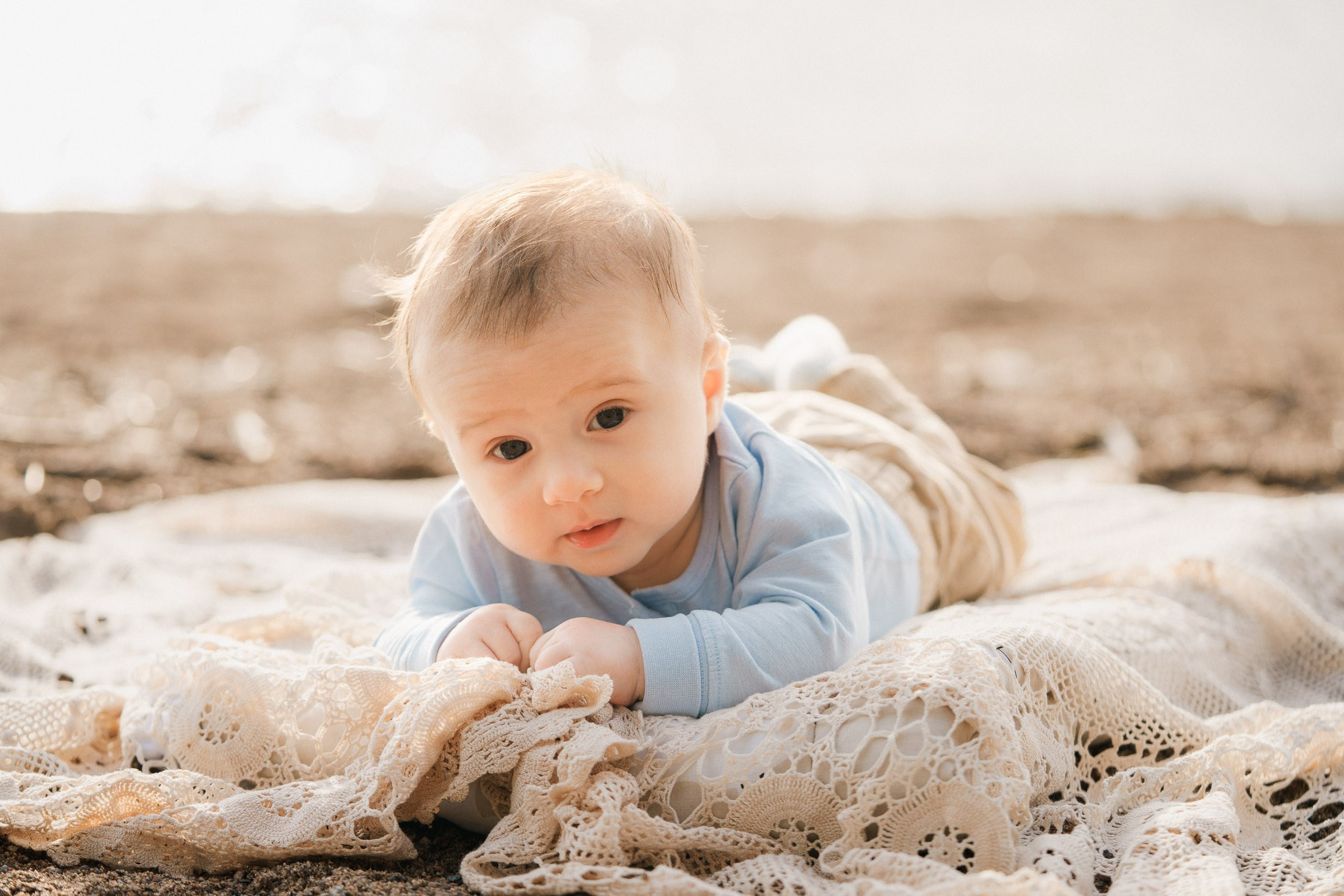 Perhekuvaus Munkkiniemen rannalla – aurinko sateen jälkeen