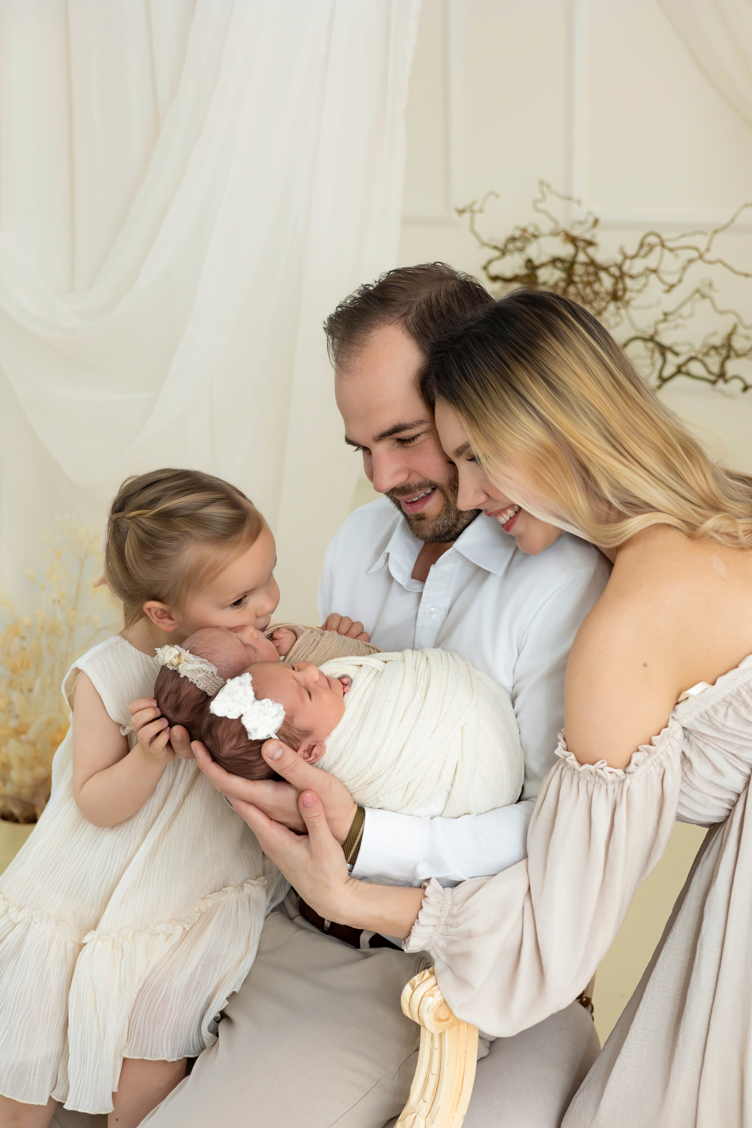 Zwillingsfotoshooting in Schwerte – liebevolle Posen mit Eltern im Fotostudio Hagen