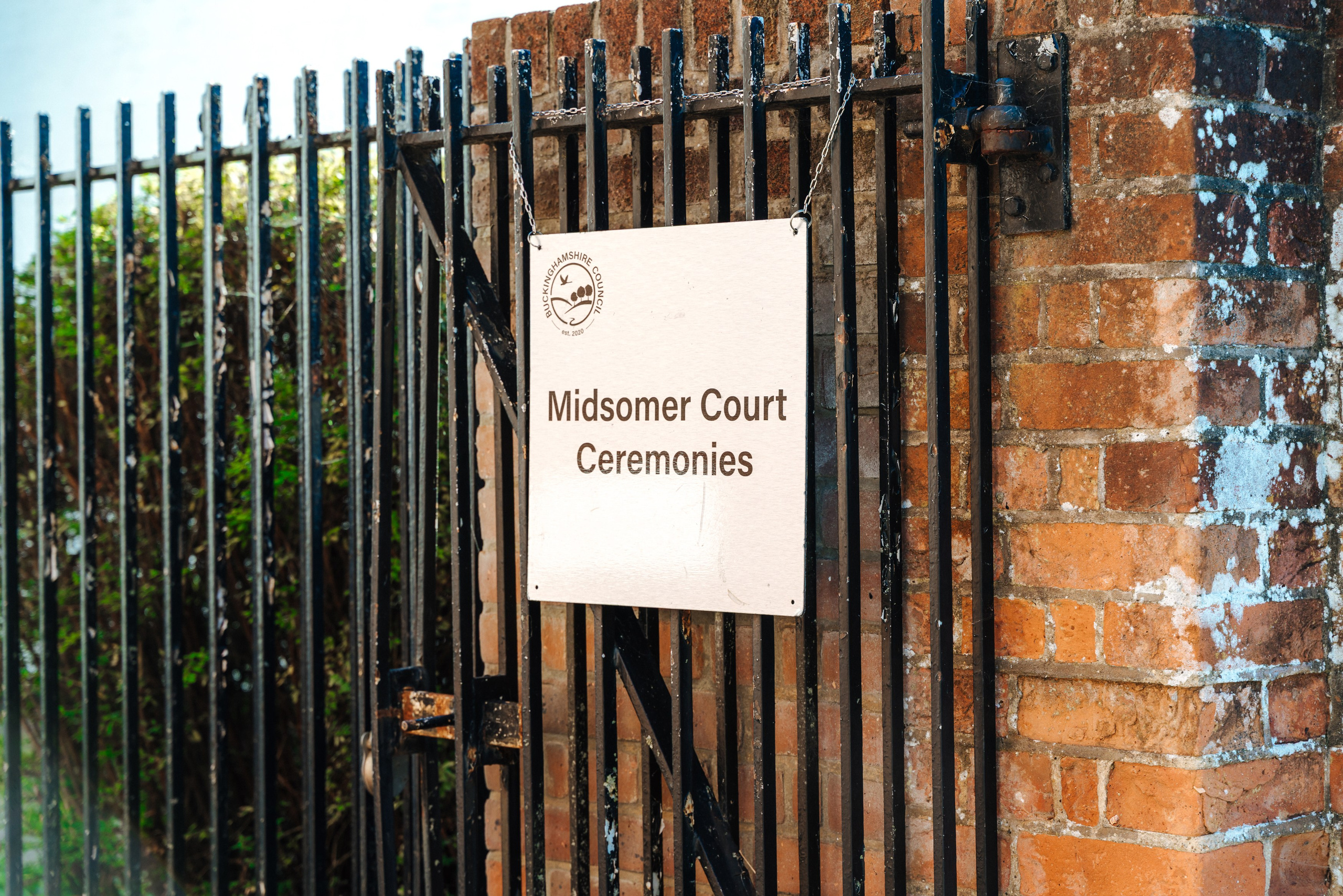 Entrance to Midsomer Court wedding ceremony venue in Beaconsfield Old Town, photographed by London wedding photographer Ekaterina Romanova.