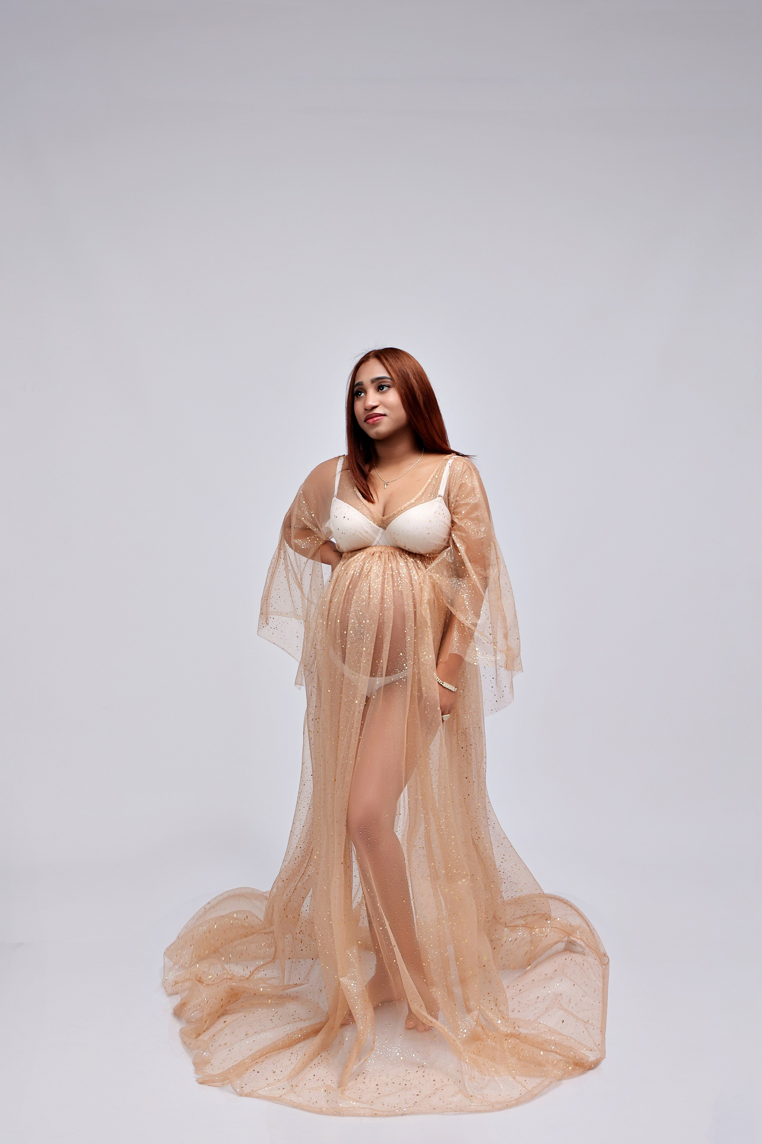 Nueva Sesión Embarazo En Estudio. Fotografía de Eventos, Embarazo y Familiar en Pirineos